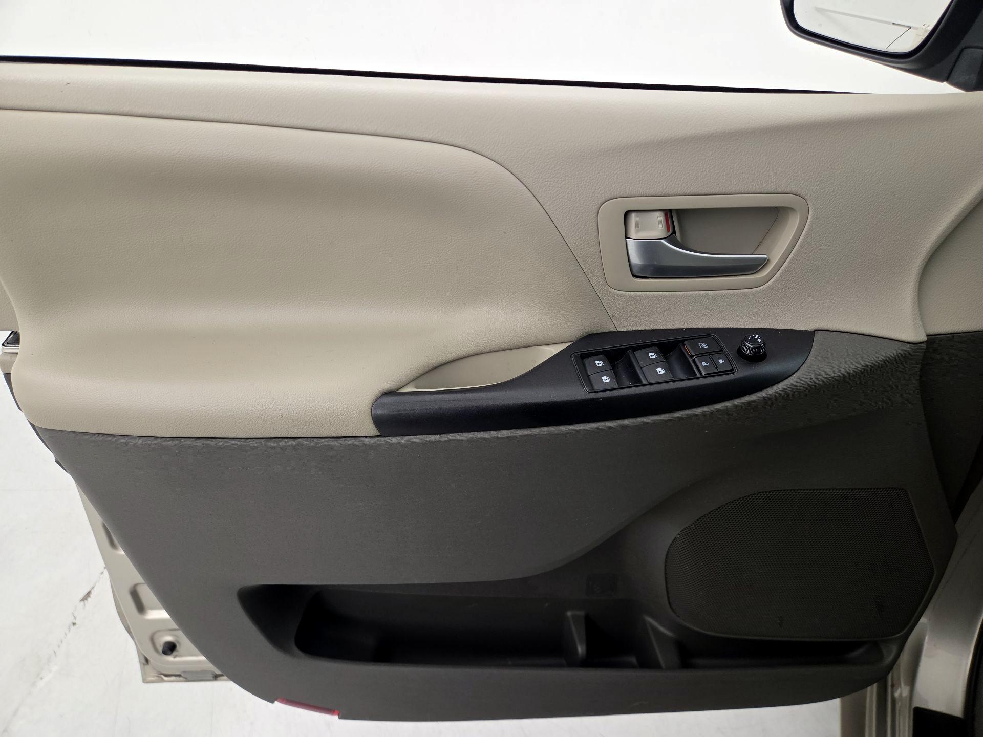 Thumbnail: 2017 Toyota Sienna - 10