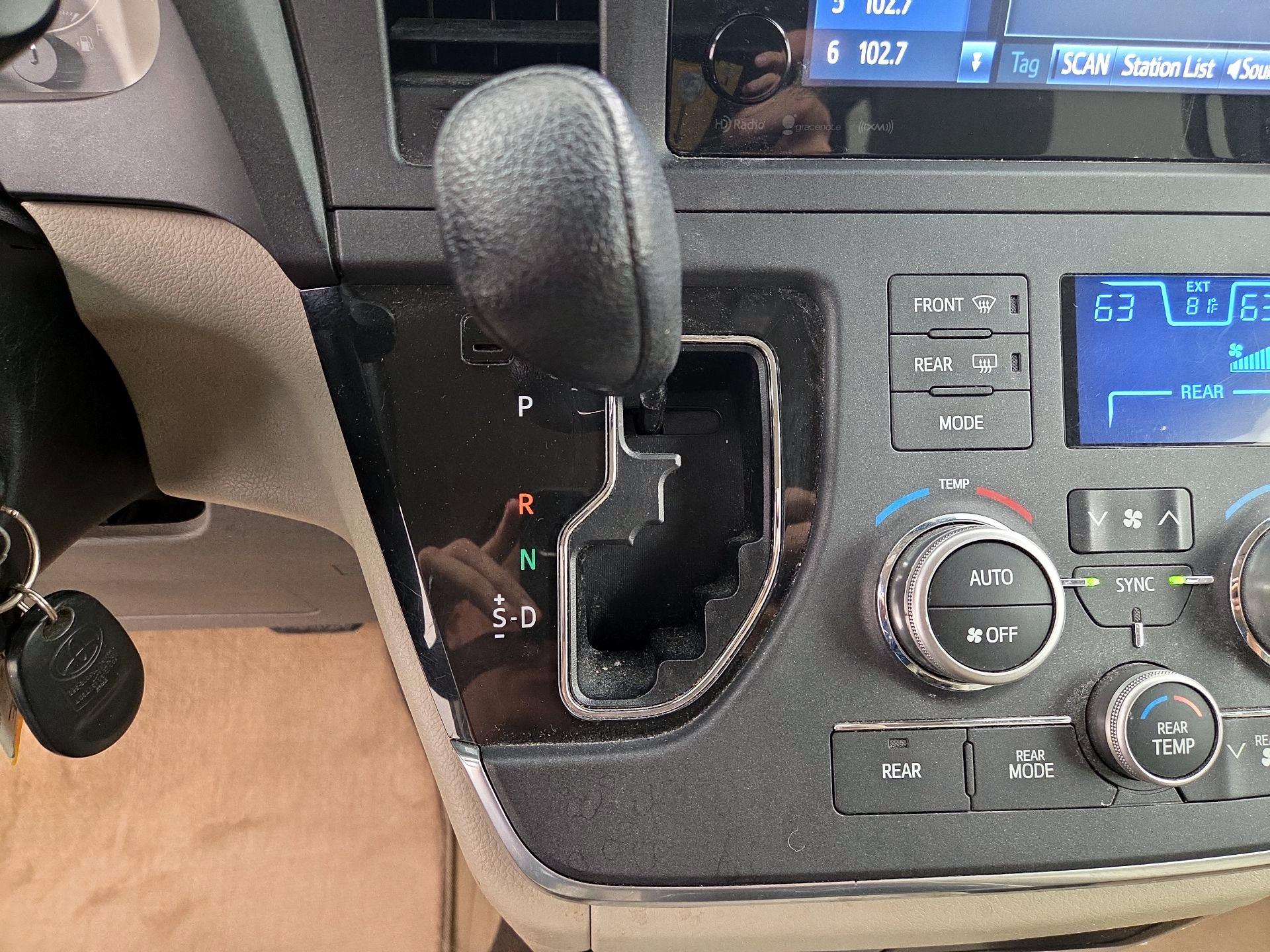 Thumbnail: 2017 Toyota Sienna - 15
