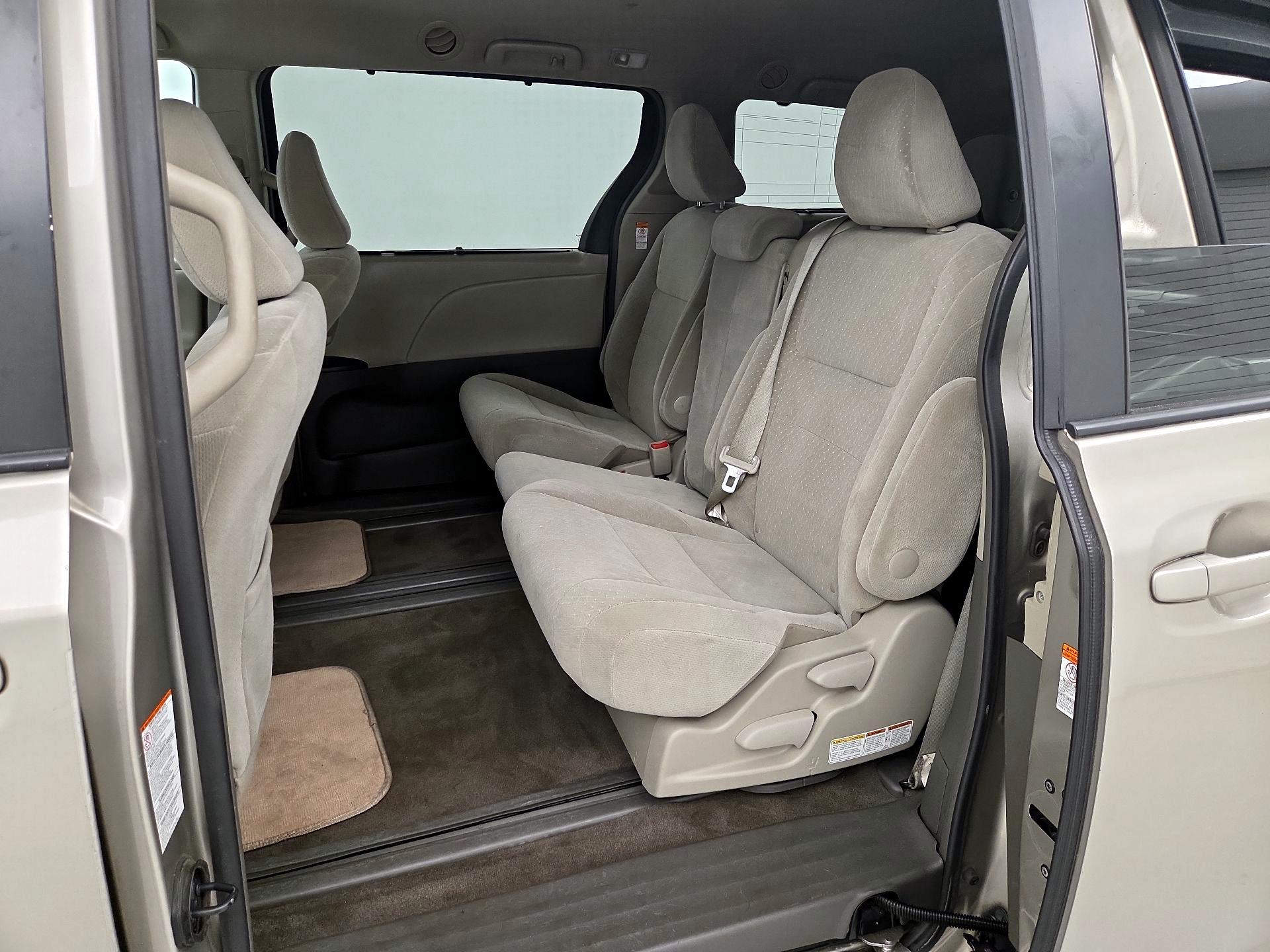 Thumbnail: 2017 Toyota Sienna - 17