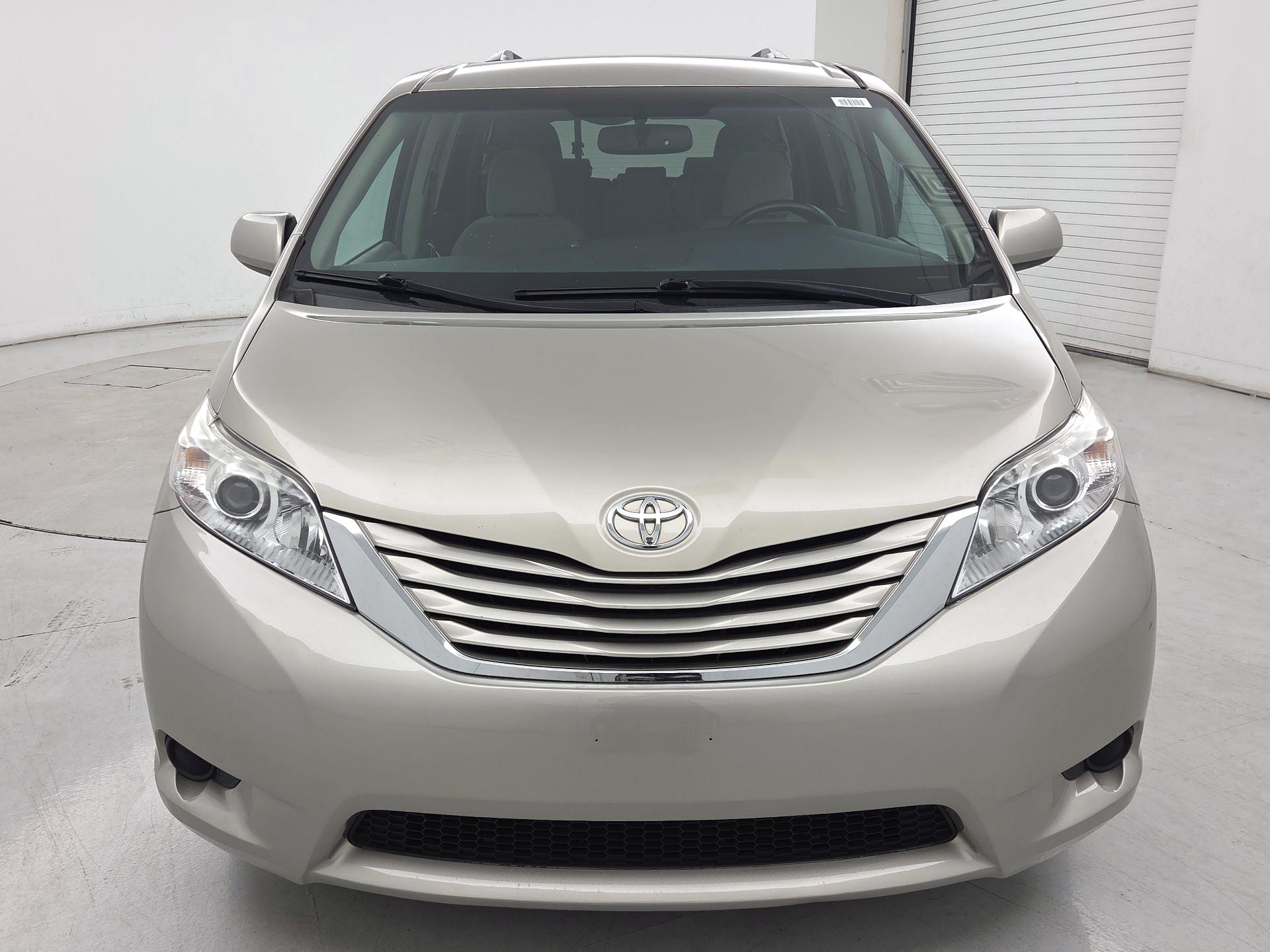 Thumbnail: 2017 Toyota Sienna - 2
