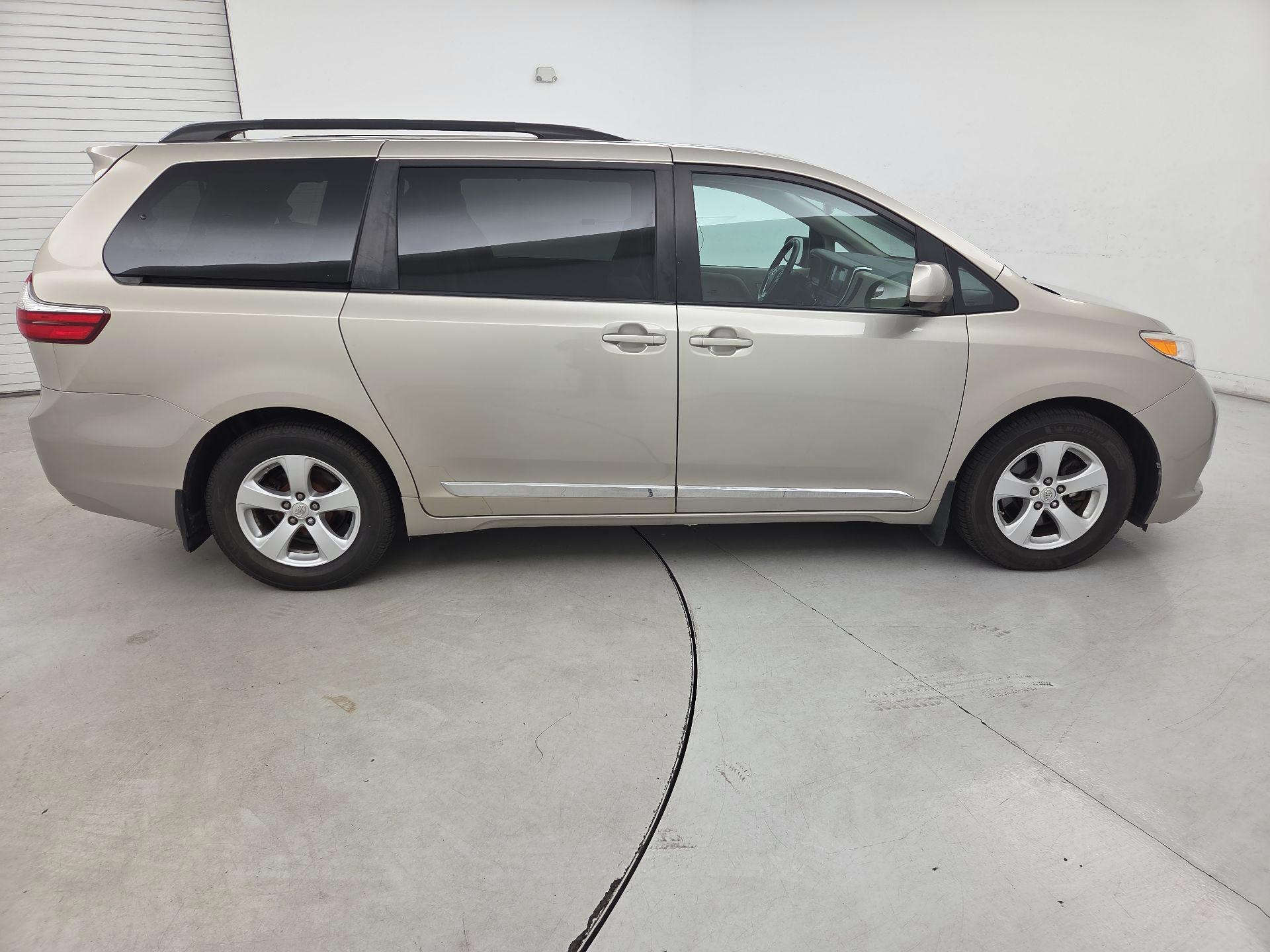 Thumbnail: 2017 Toyota Sienna - 4