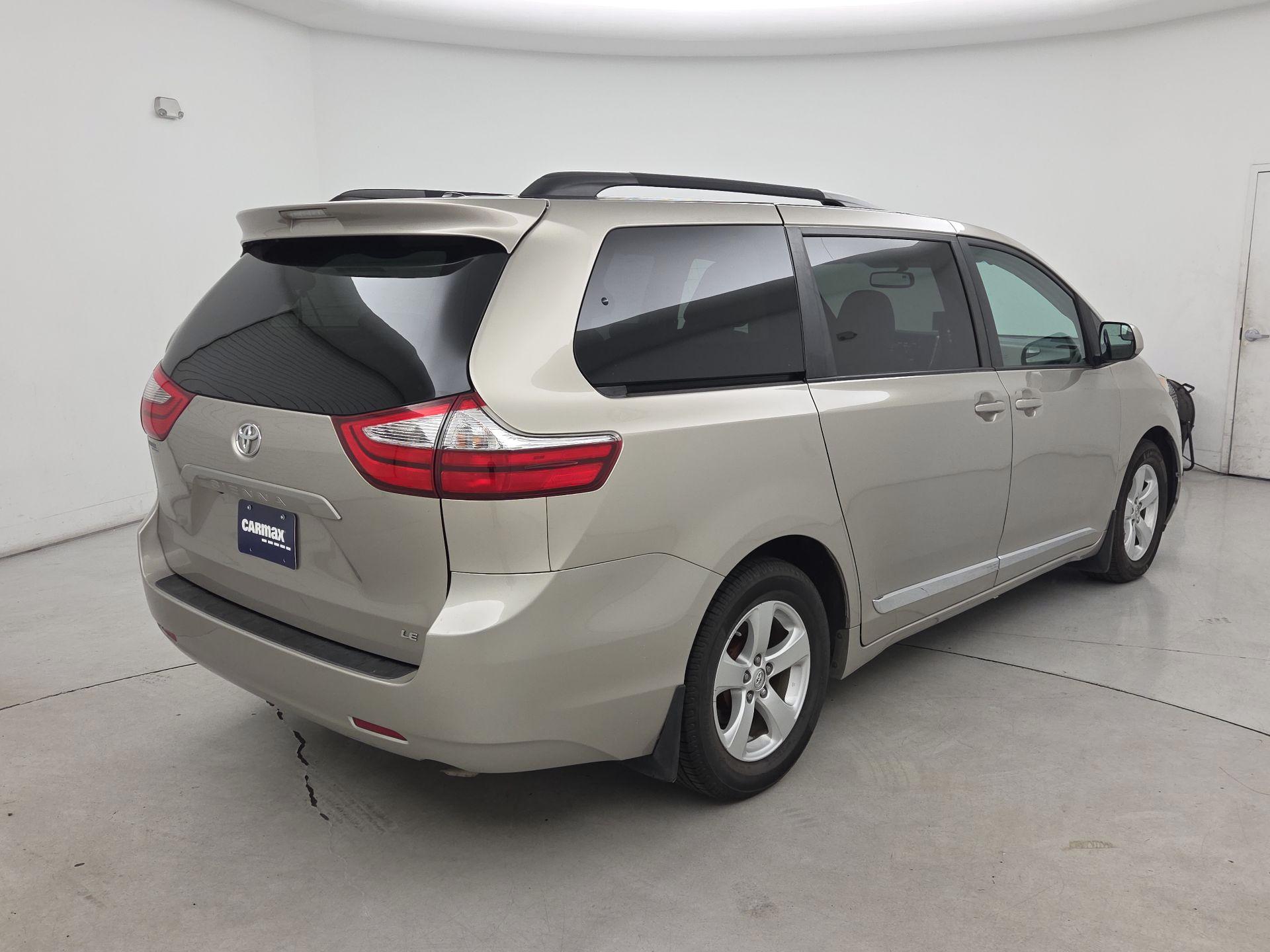 Thumbnail: 2017 Toyota Sienna - 5