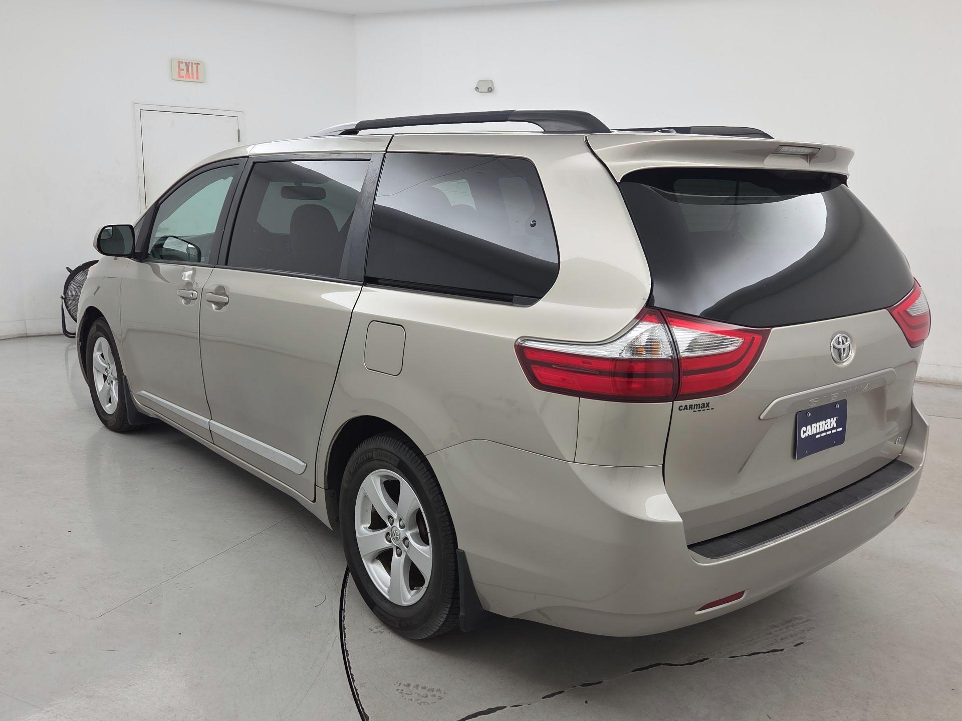 Thumbnail: 2017 Toyota Sienna - 7