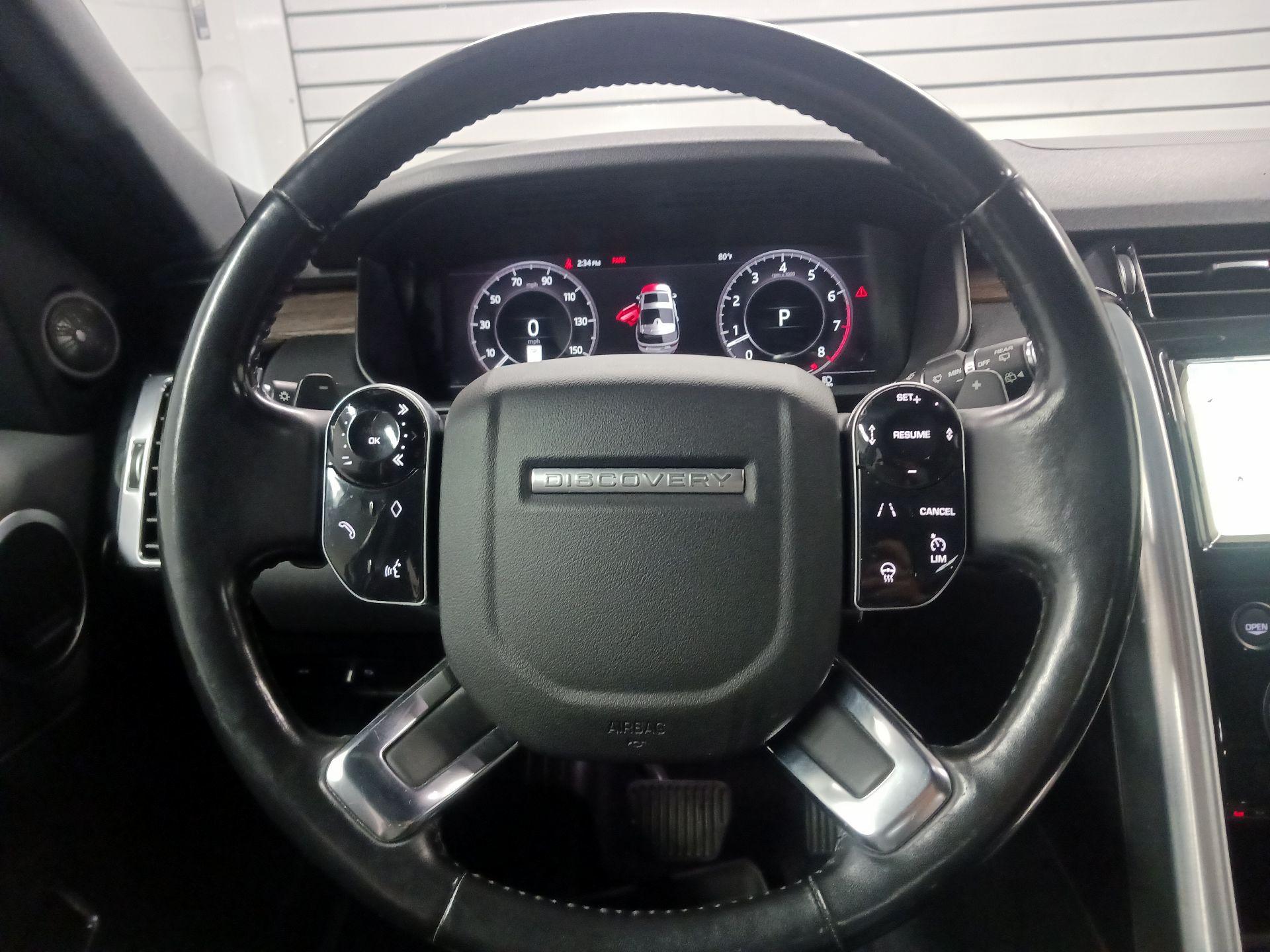 Thumbnail: 2020 Land Rover Discovery - 10