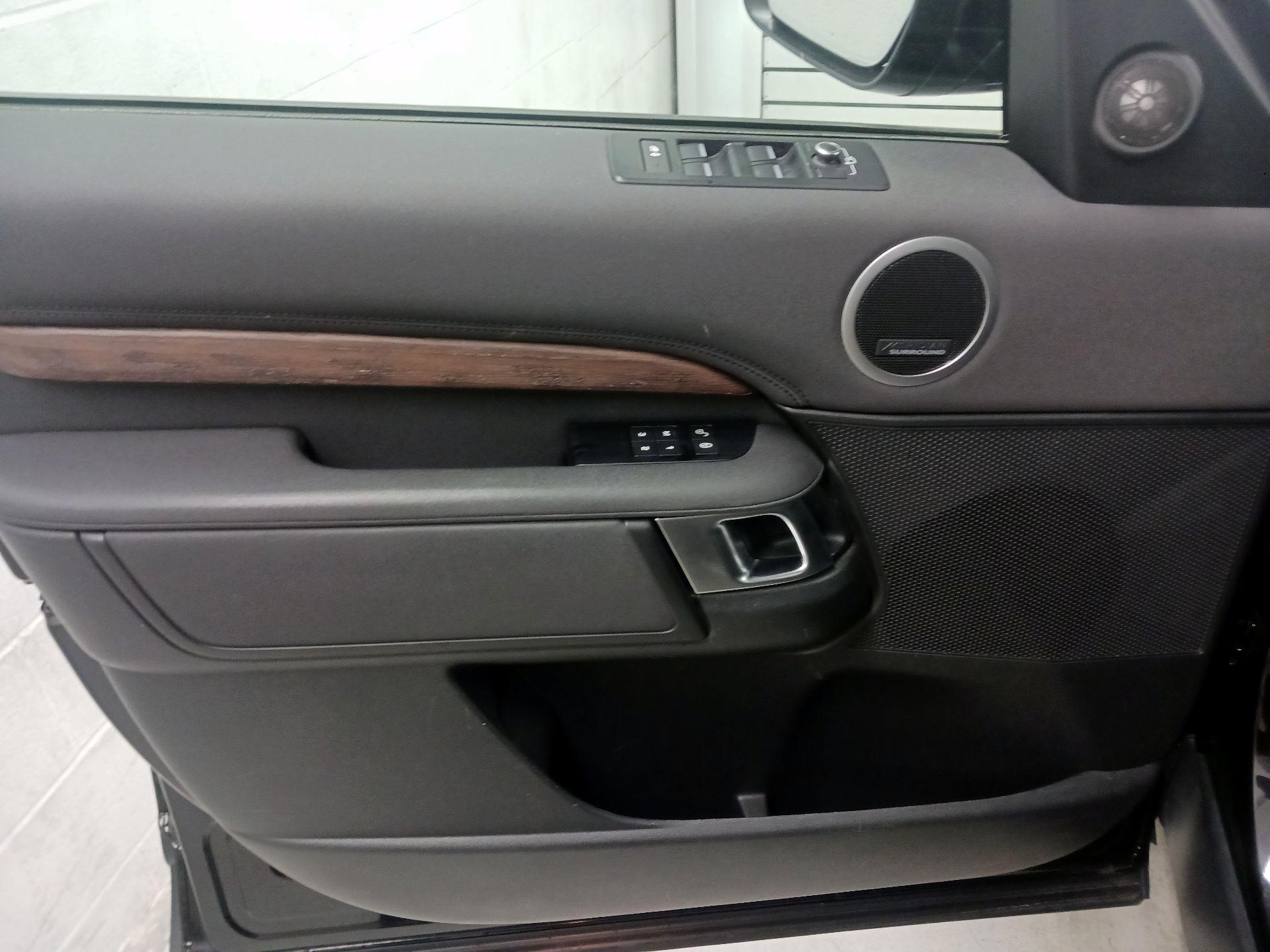 Thumbnail: 2020 Land Rover Discovery - 12