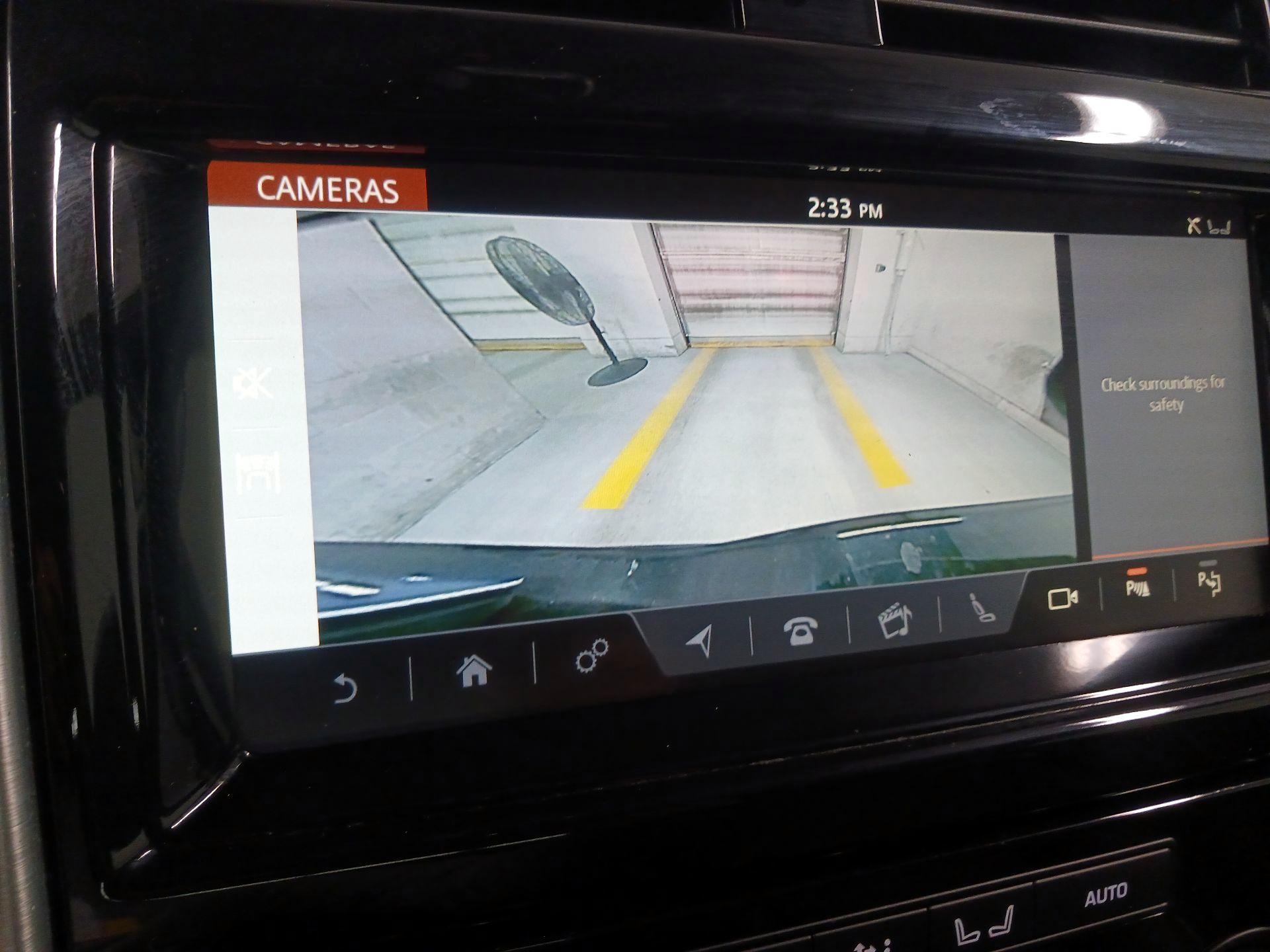 Thumbnail: 2020 Land Rover Discovery - 14