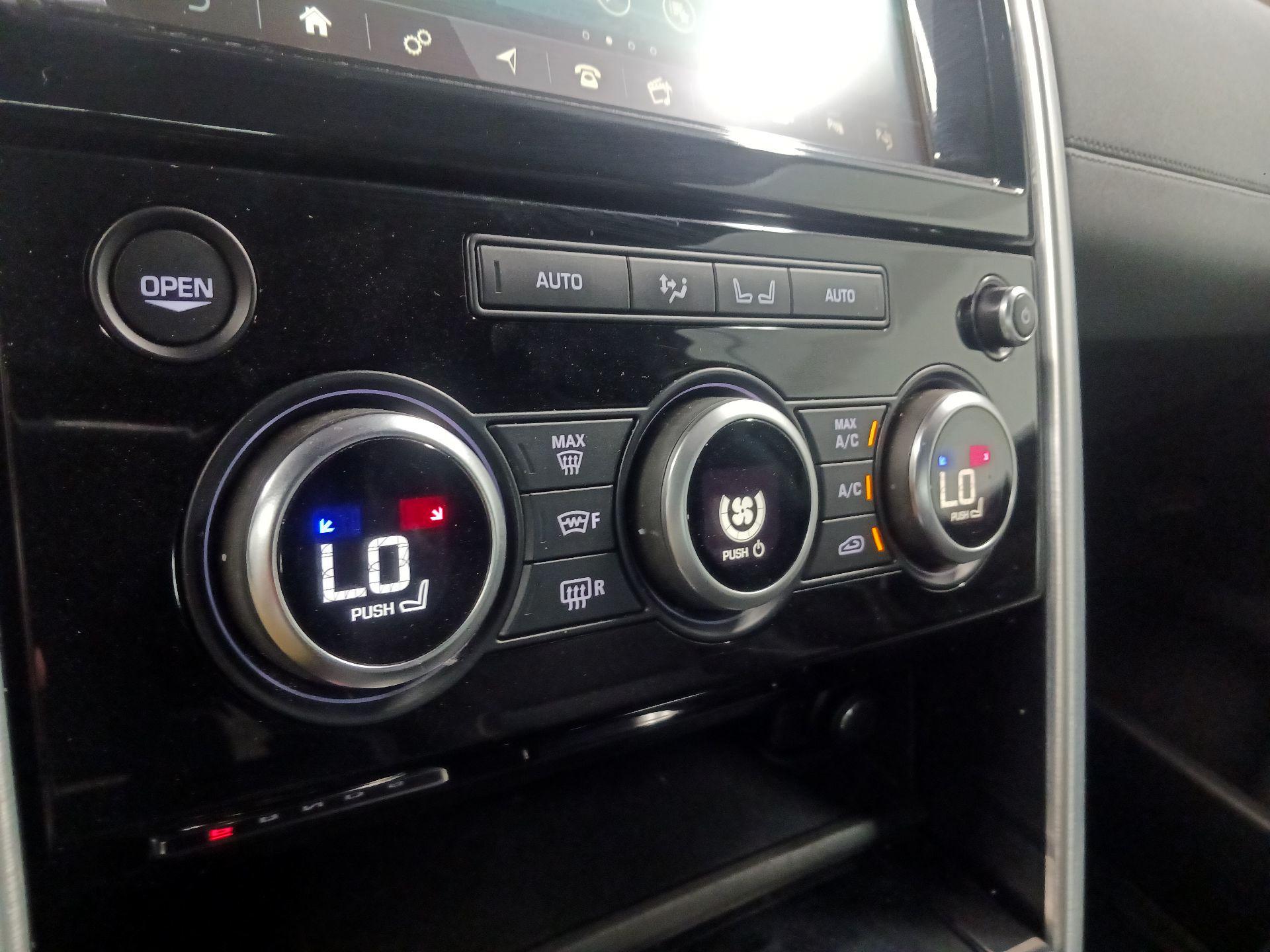 Thumbnail: 2020 Land Rover Discovery - 16