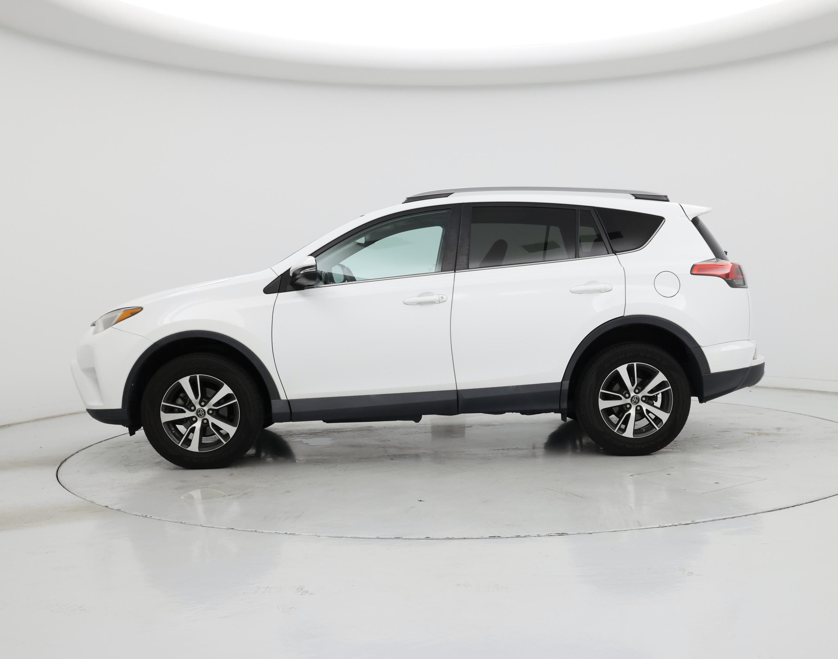 Thumbnail: 2018 Toyota RAV4 - 3