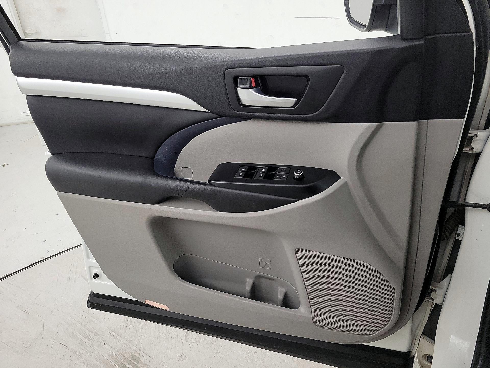 Thumbnail: 2016 Toyota Highlander - 12