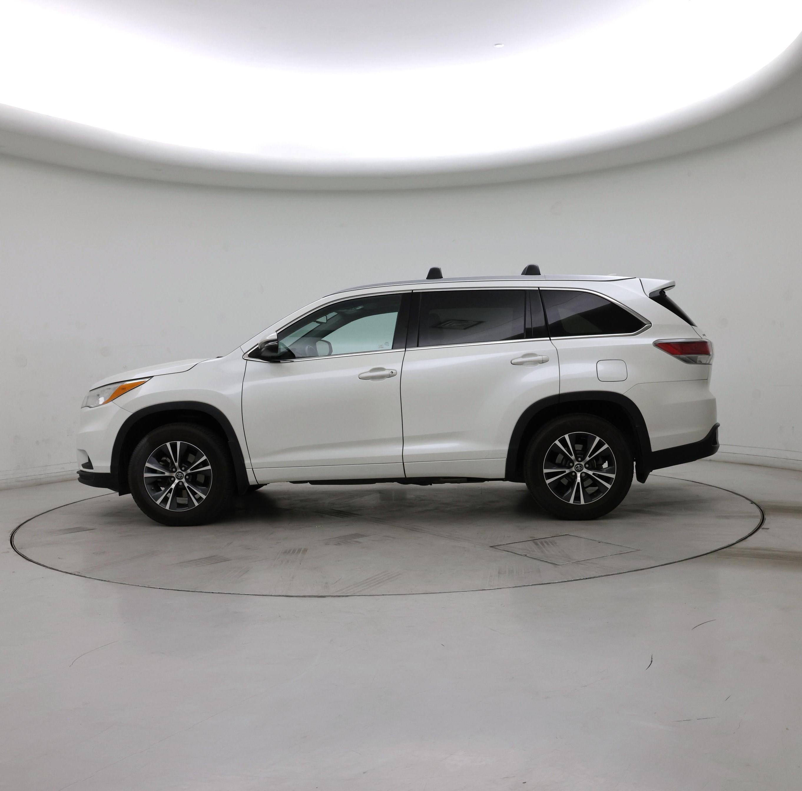Thumbnail: 2016 Toyota Highlander - 3