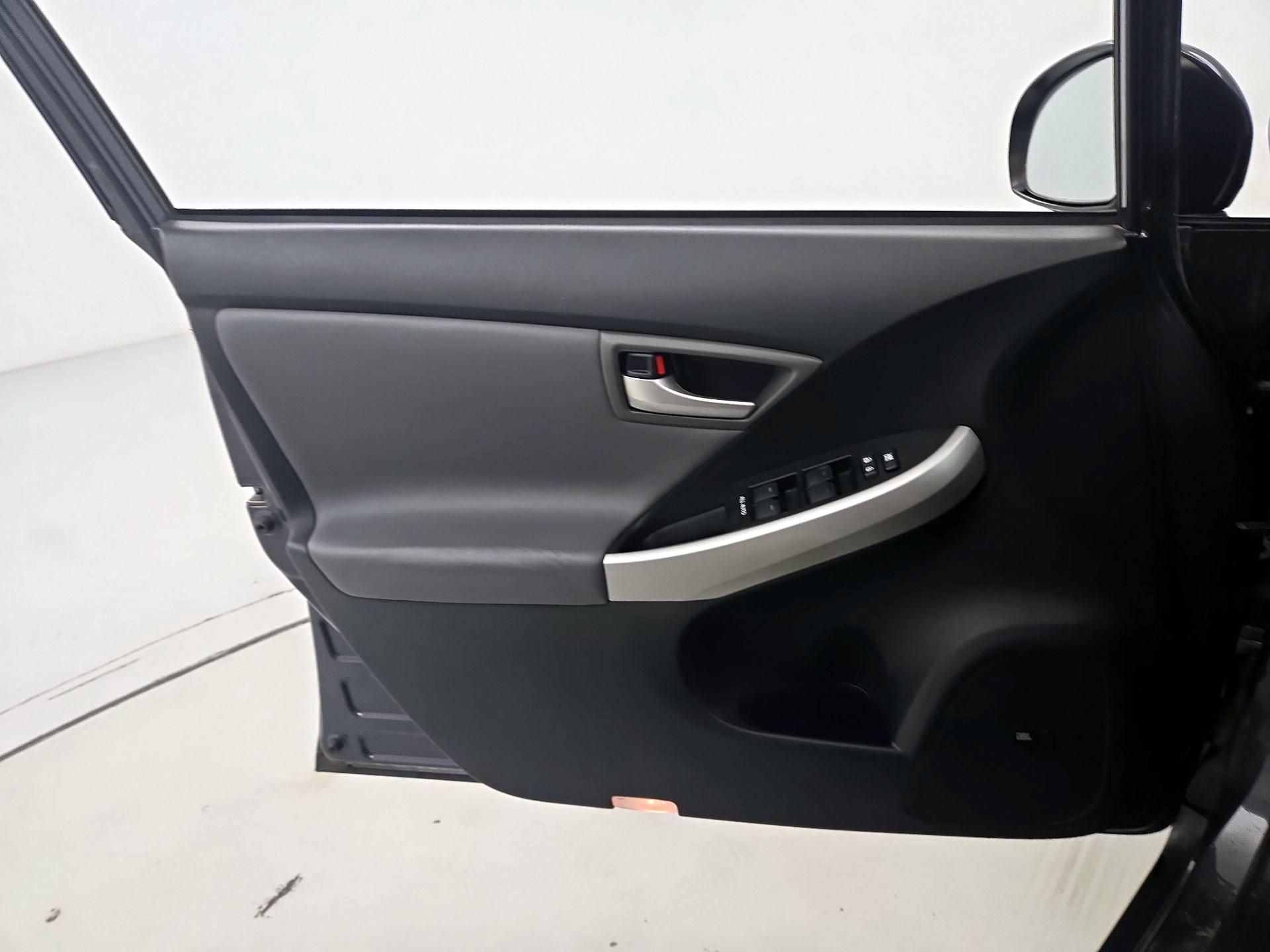 Thumbnail: 2014 Toyota Prius - 10