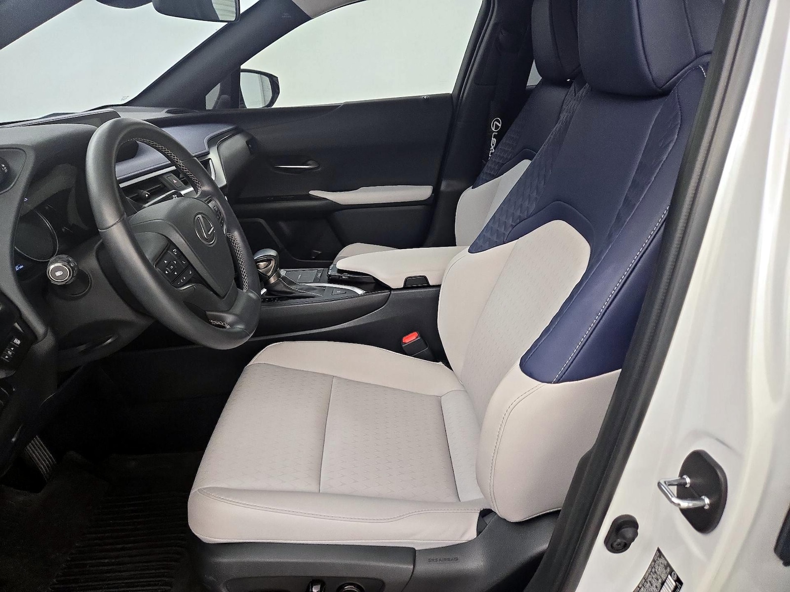 2022 Lexus UX 200 - Photo 12