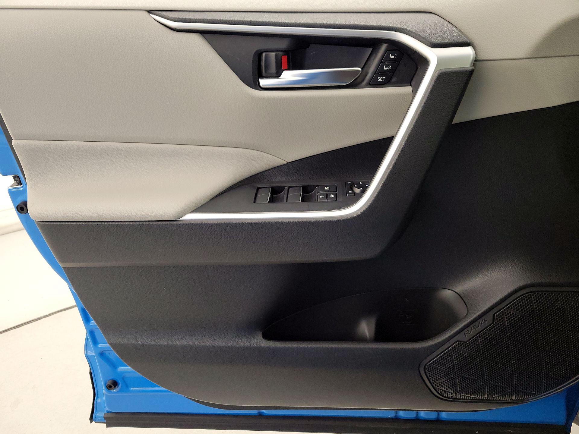 Thumbnail: 2020 Toyota RAV4 - 12