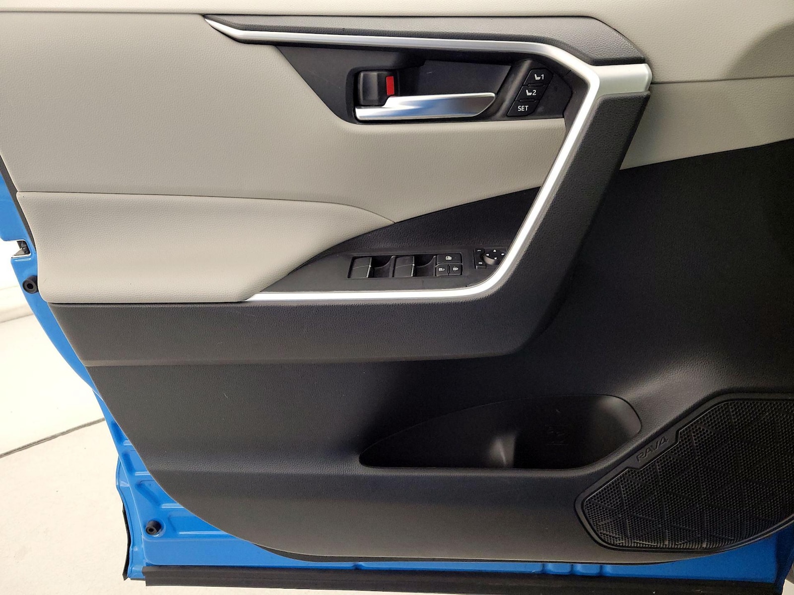 2020 Toyota RAV4 XLE Premium - Photo 13