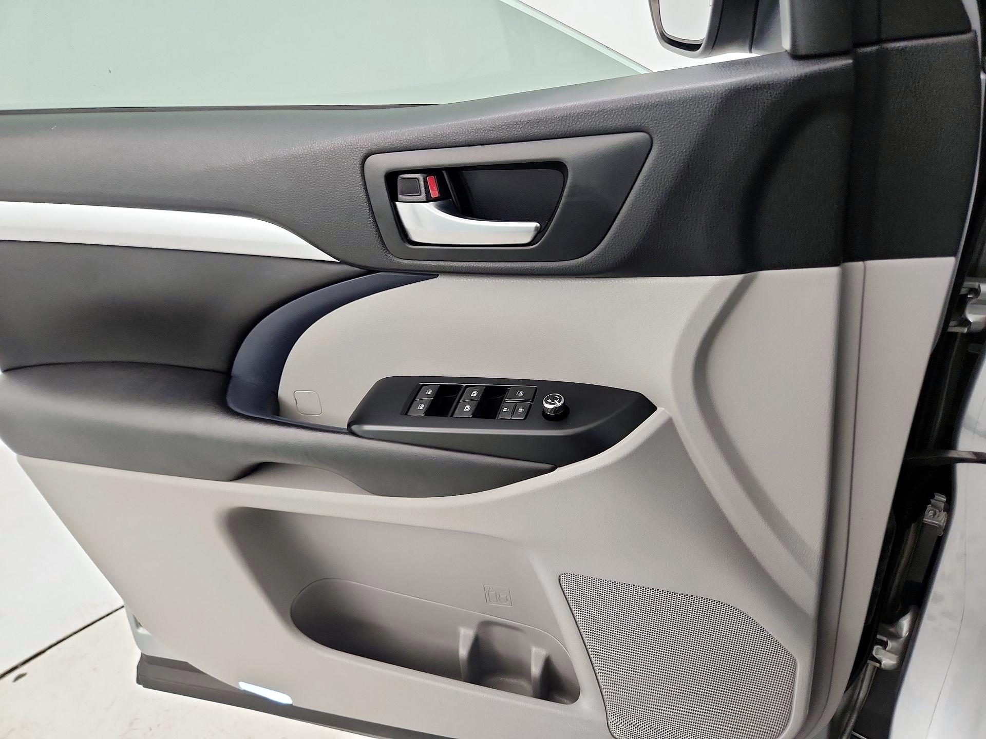 Thumbnail: 2019 Toyota Highlander - 12