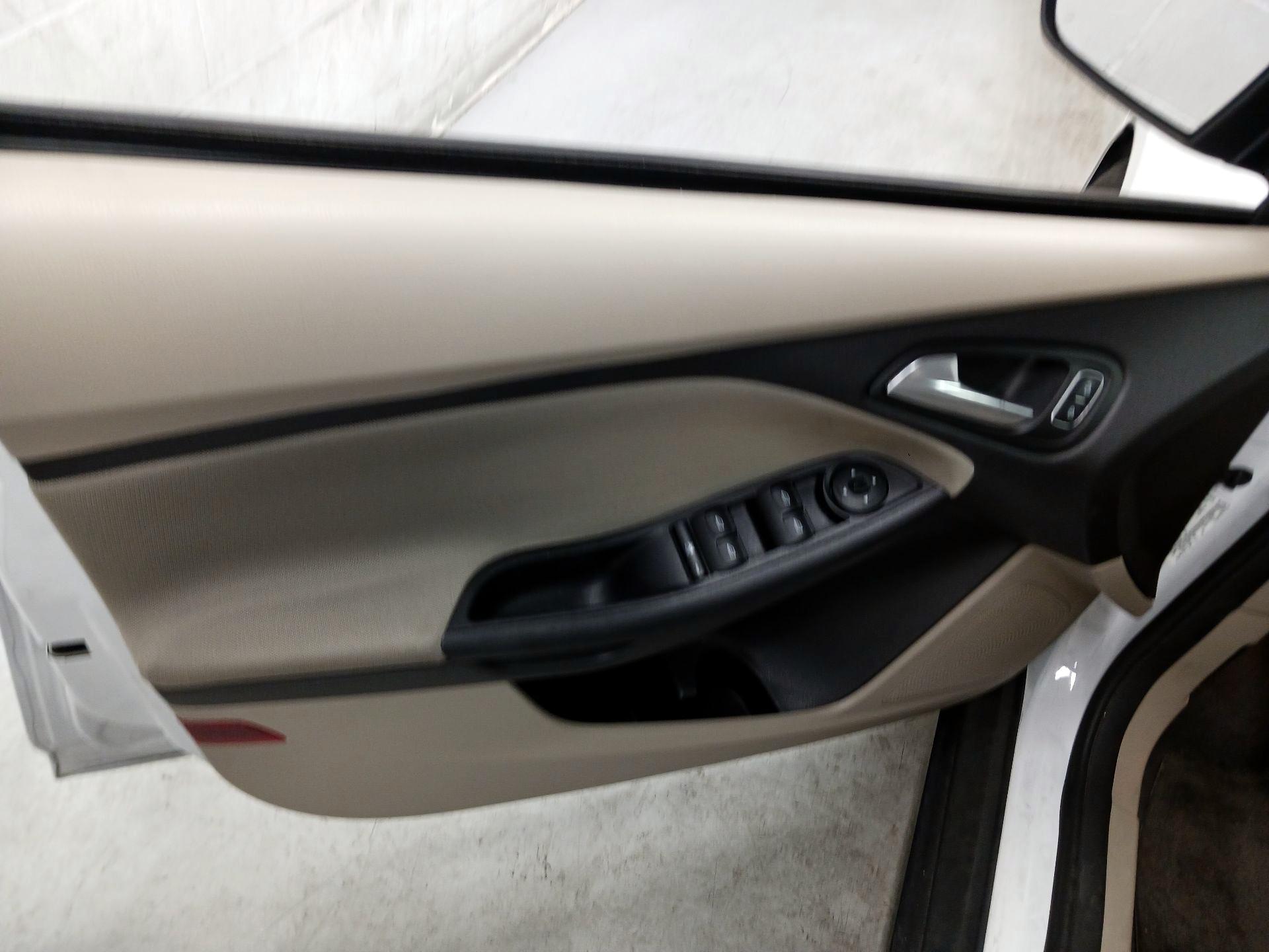Thumbnail: 2015 Ford Focus - 12
