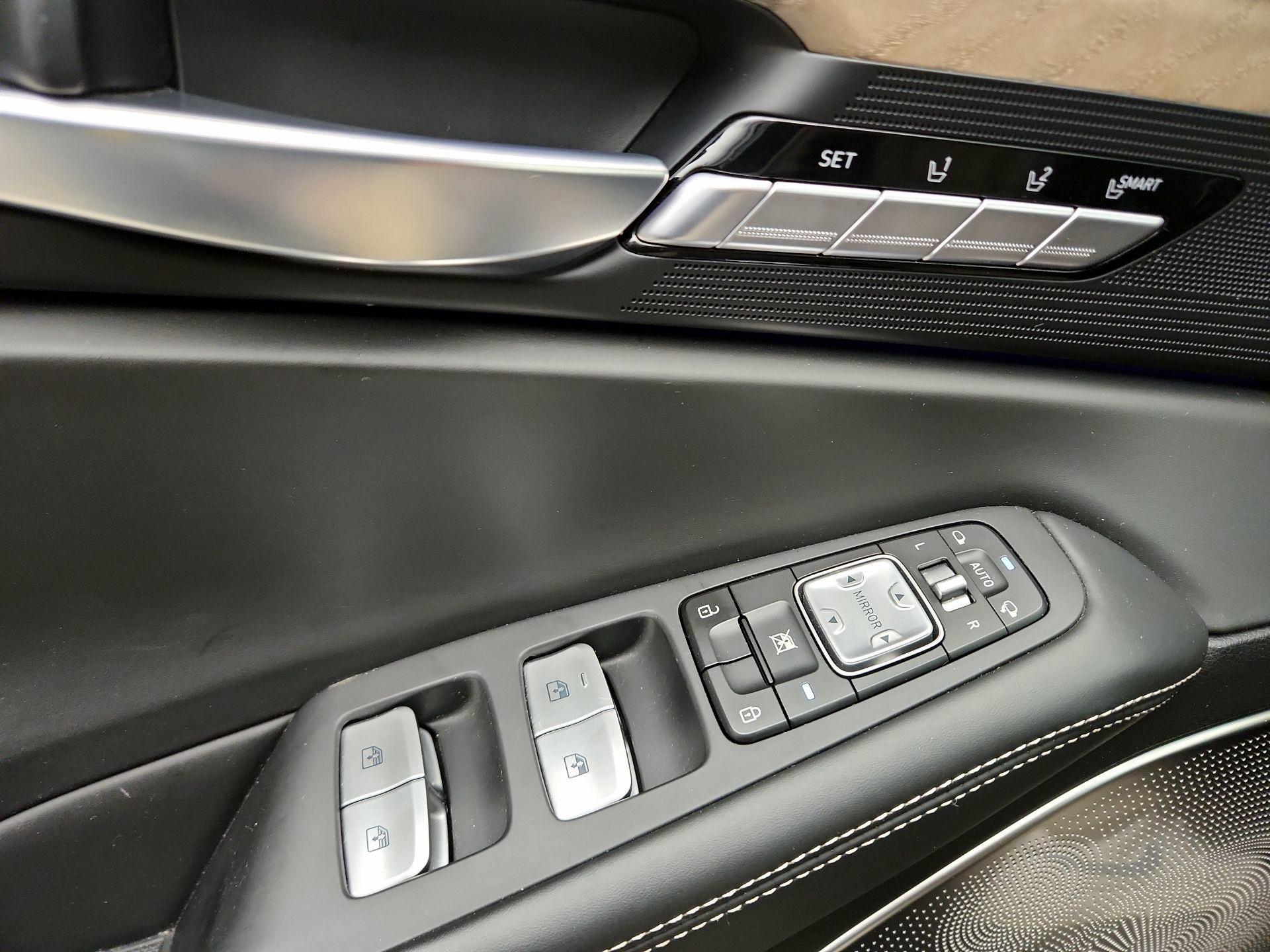 Thumbnail: 2022 Genesis G90 - 12