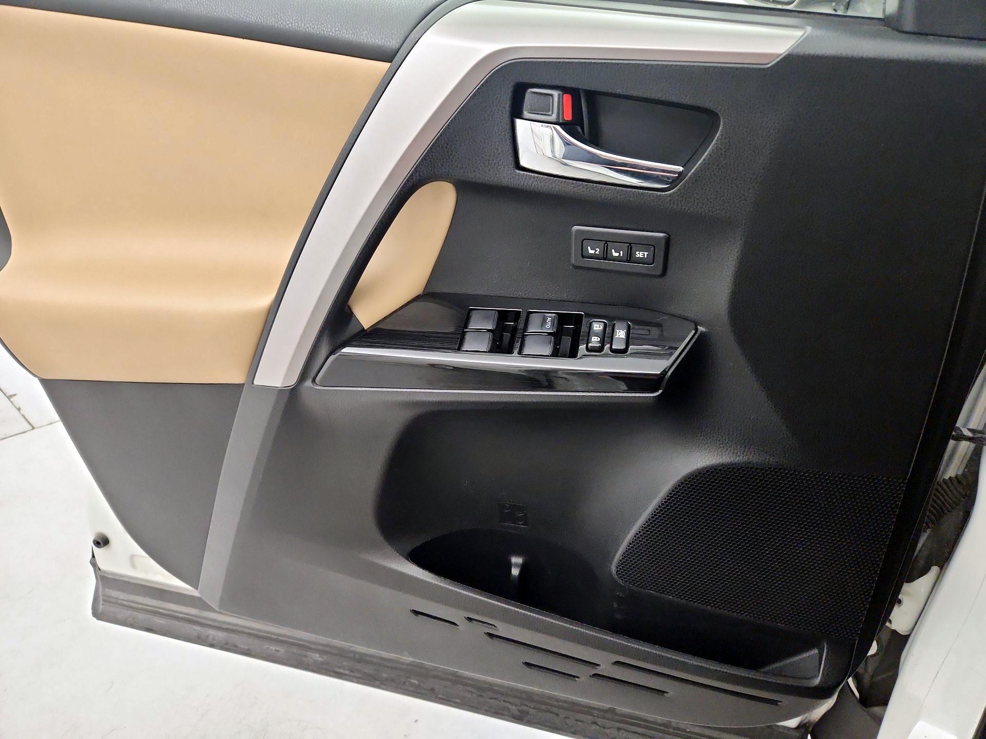 Thumbnail: 2016 Toyota RAV4 - 12