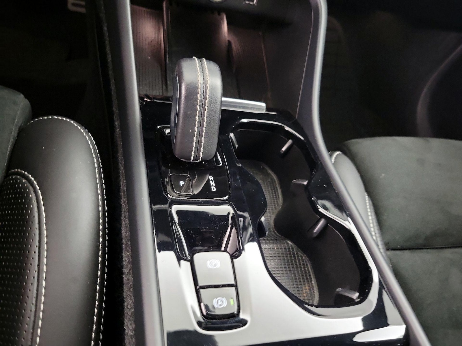 2021 Volvo XC40 R-Design - Photo 19