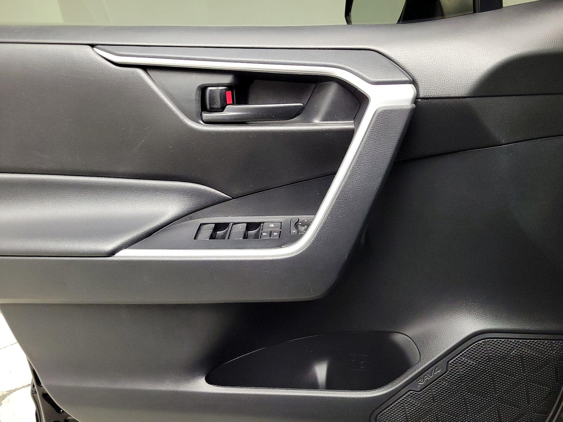 Thumbnail: 2022 Toyota RAV4 - 12