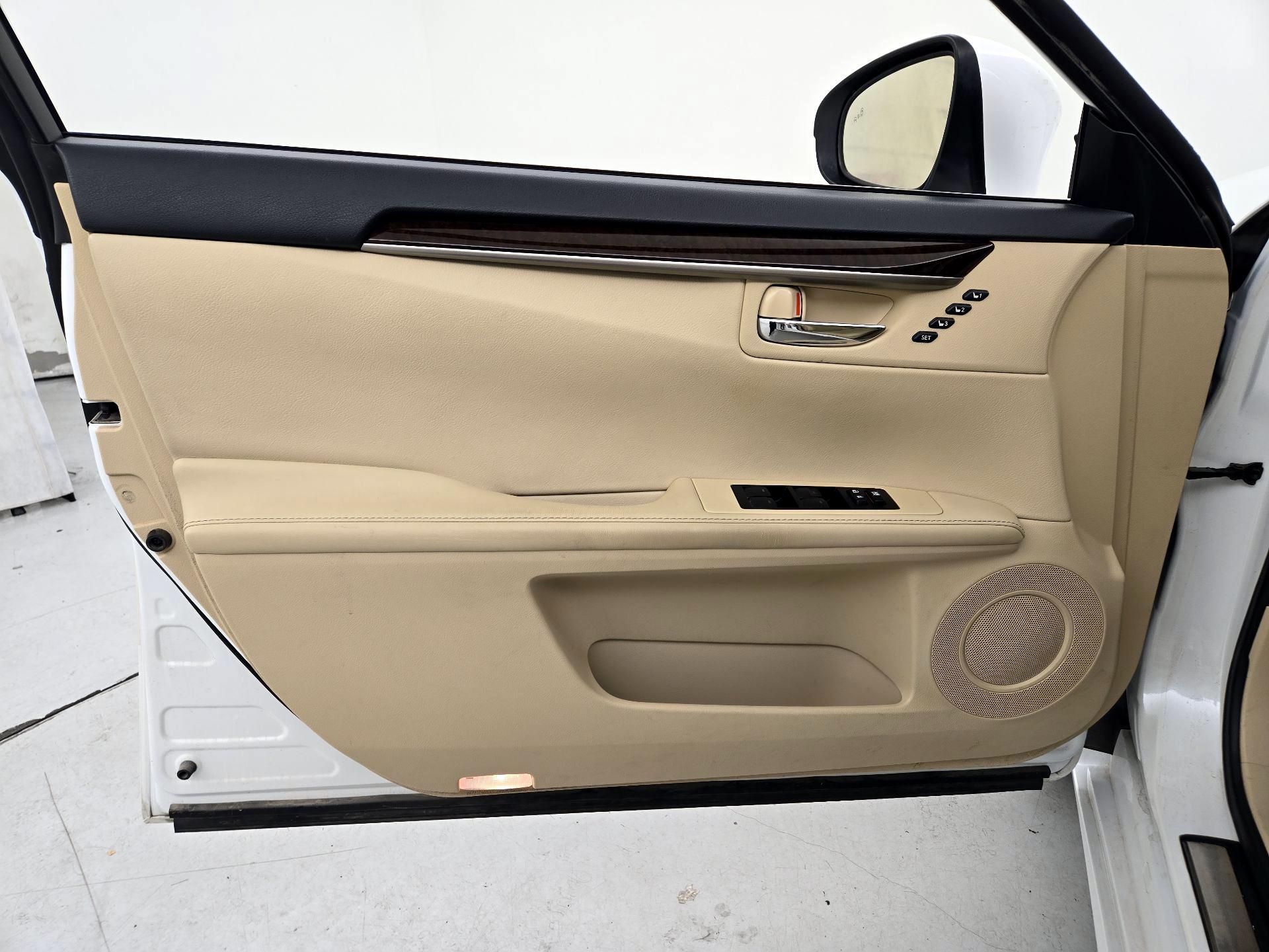 Thumbnail: 2015 Lexus ES - 12