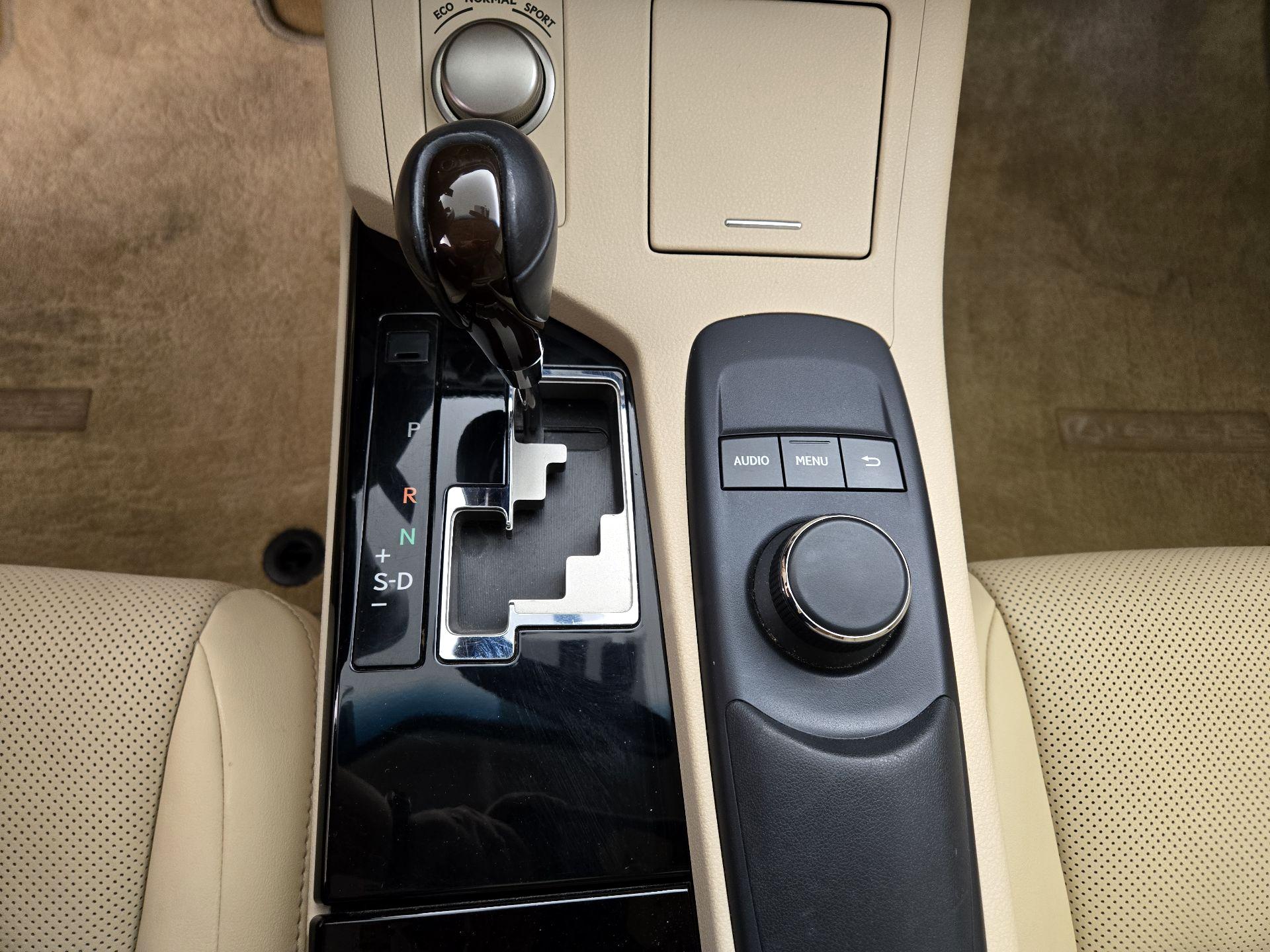 Thumbnail: 2015 Lexus ES - 17
