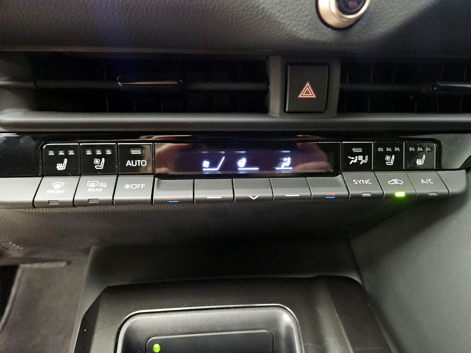 2025 Toyota Crown XLE - Photo 17