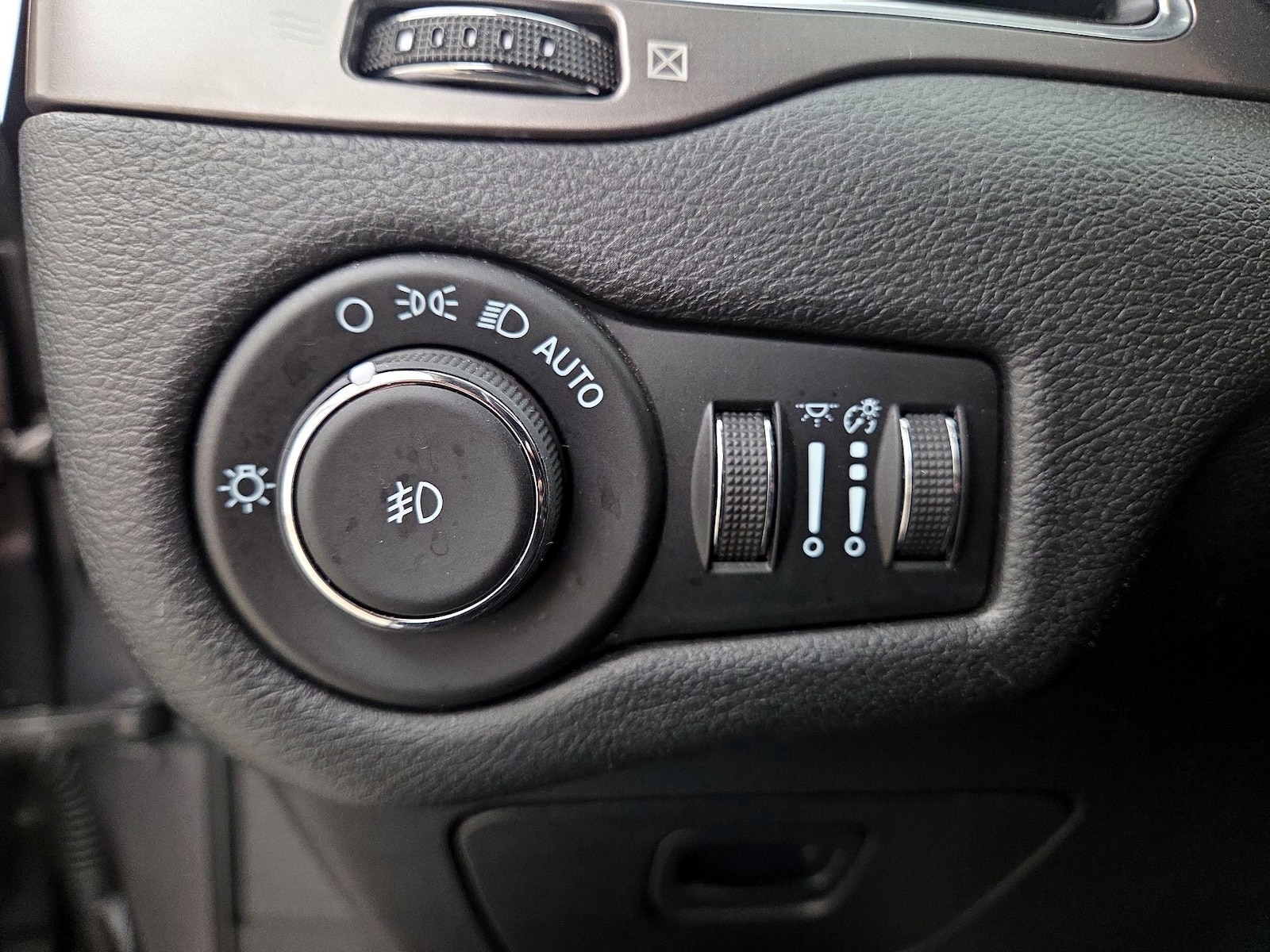 2021 Jeep Cherokee Latitude Plus - Photo 14