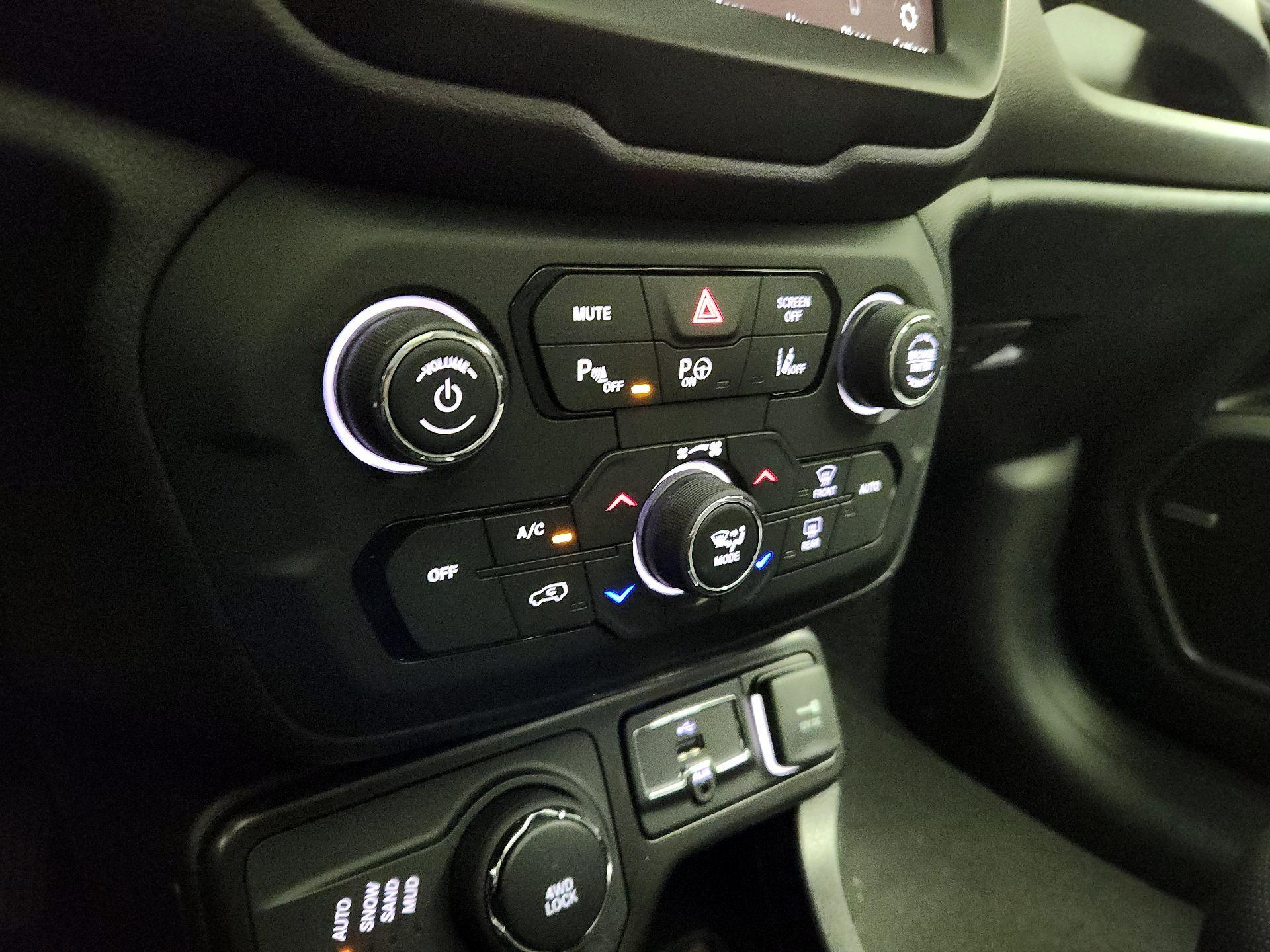 Thumbnail: 2020 Jeep Renegade - 17
