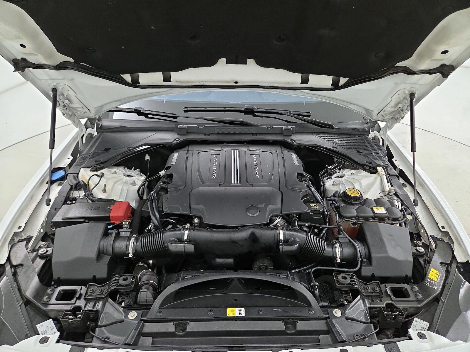 2017 Jaguar XE Premium - Photo 24