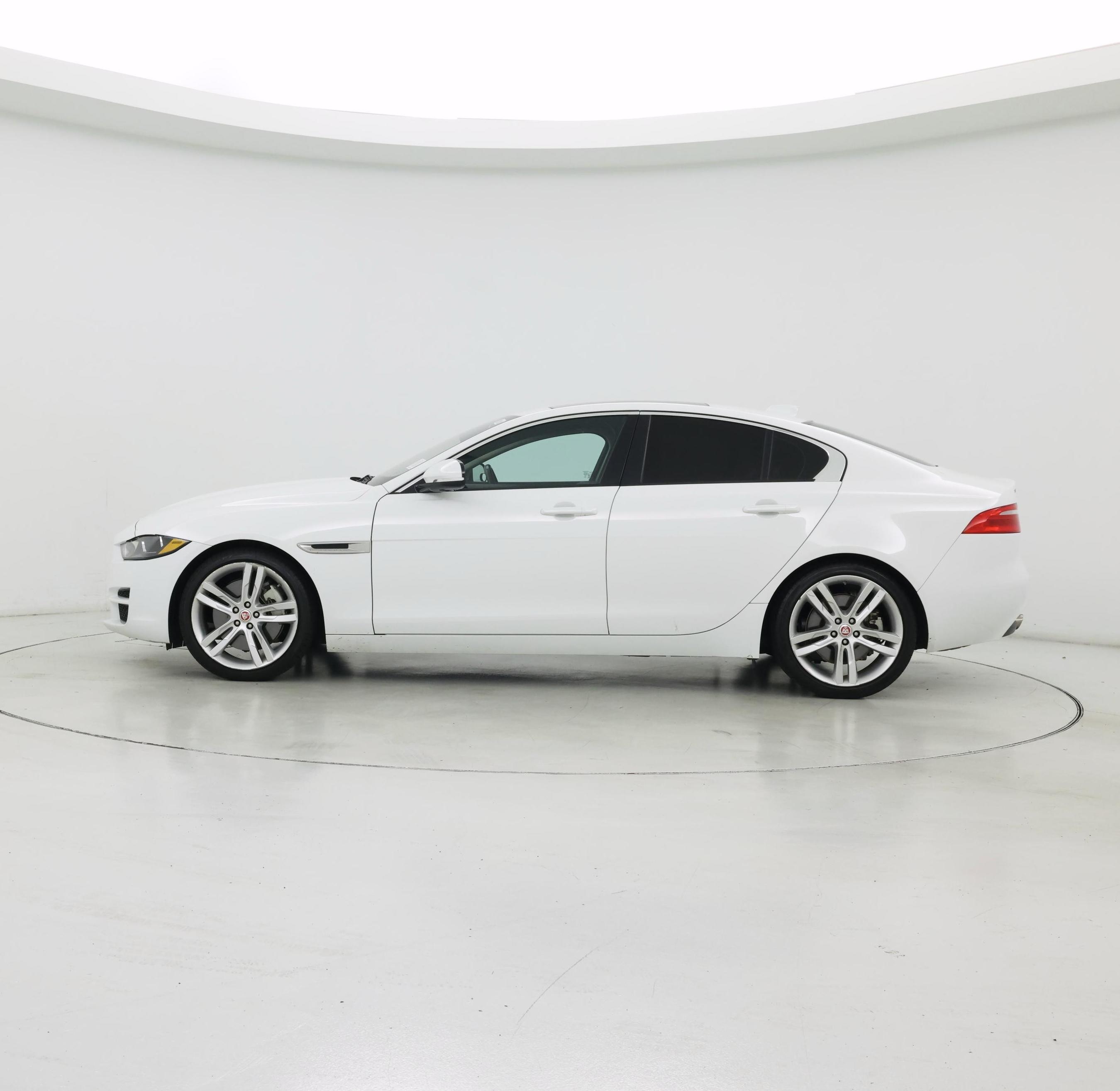 Thumbnail: 2017 Jaguar XE - 3