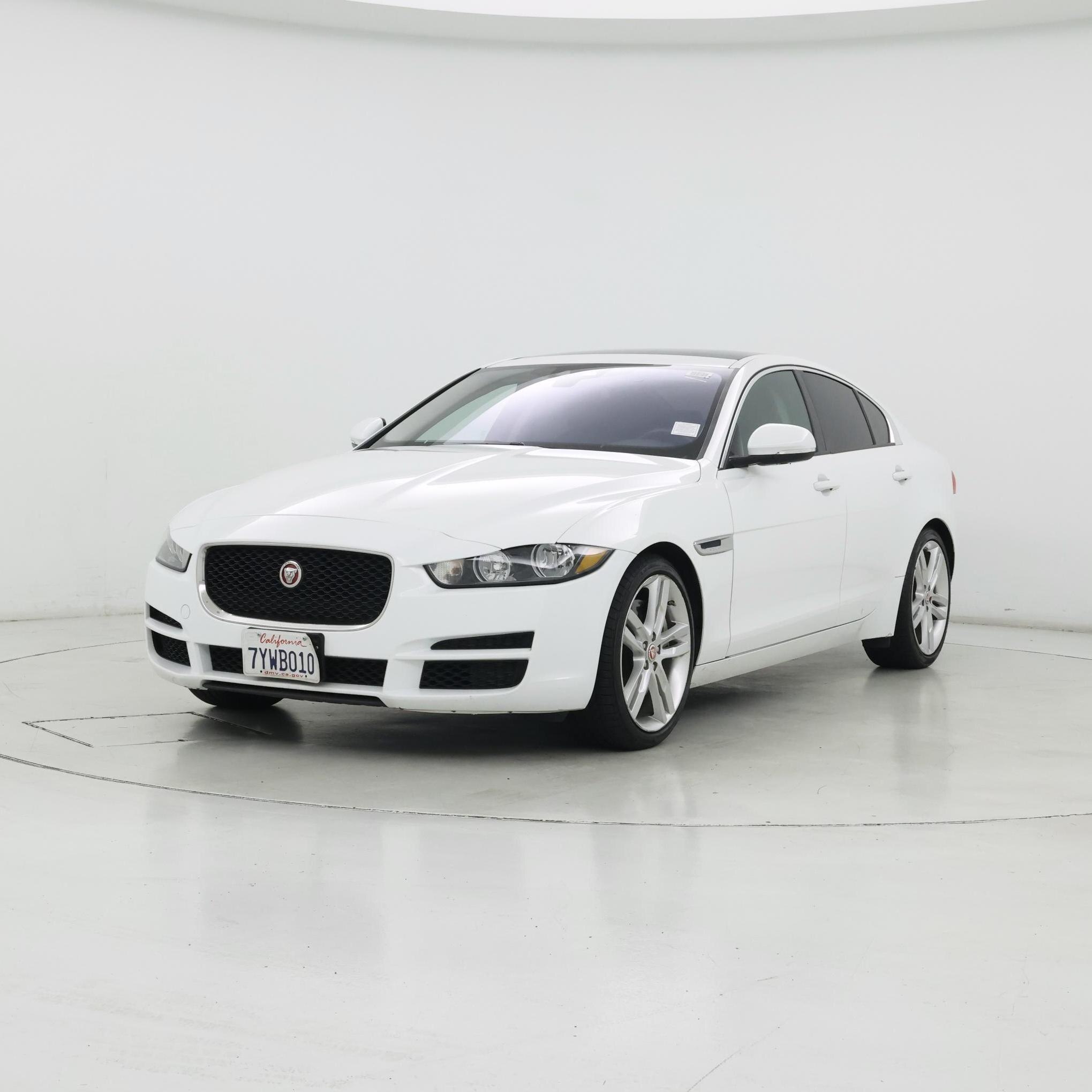 Thumbnail: 2017 Jaguar XE - 4