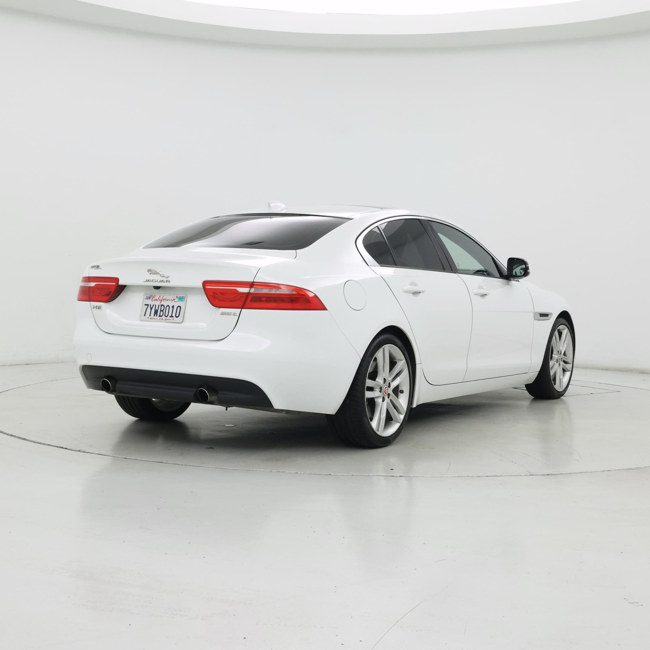 Thumbnail: 2017 Jaguar XE - 8