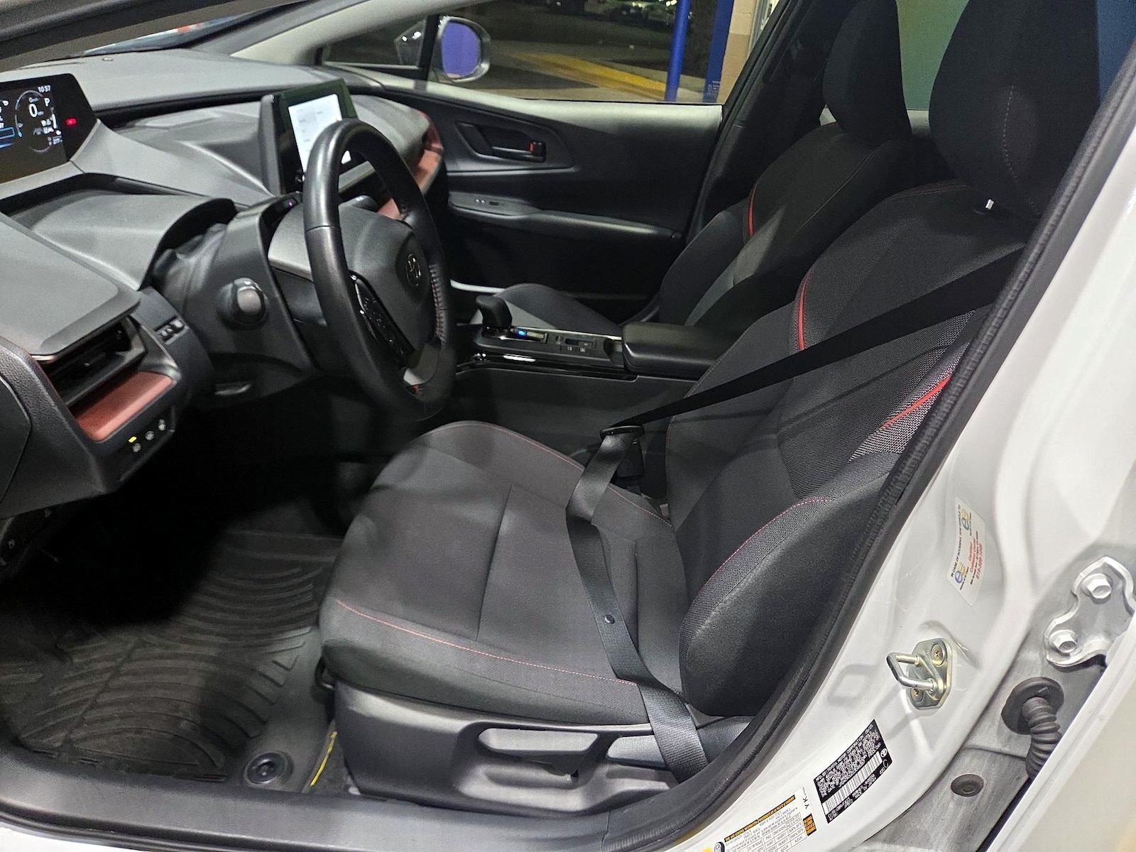 2025 Toyota Prius SE - Photo 10