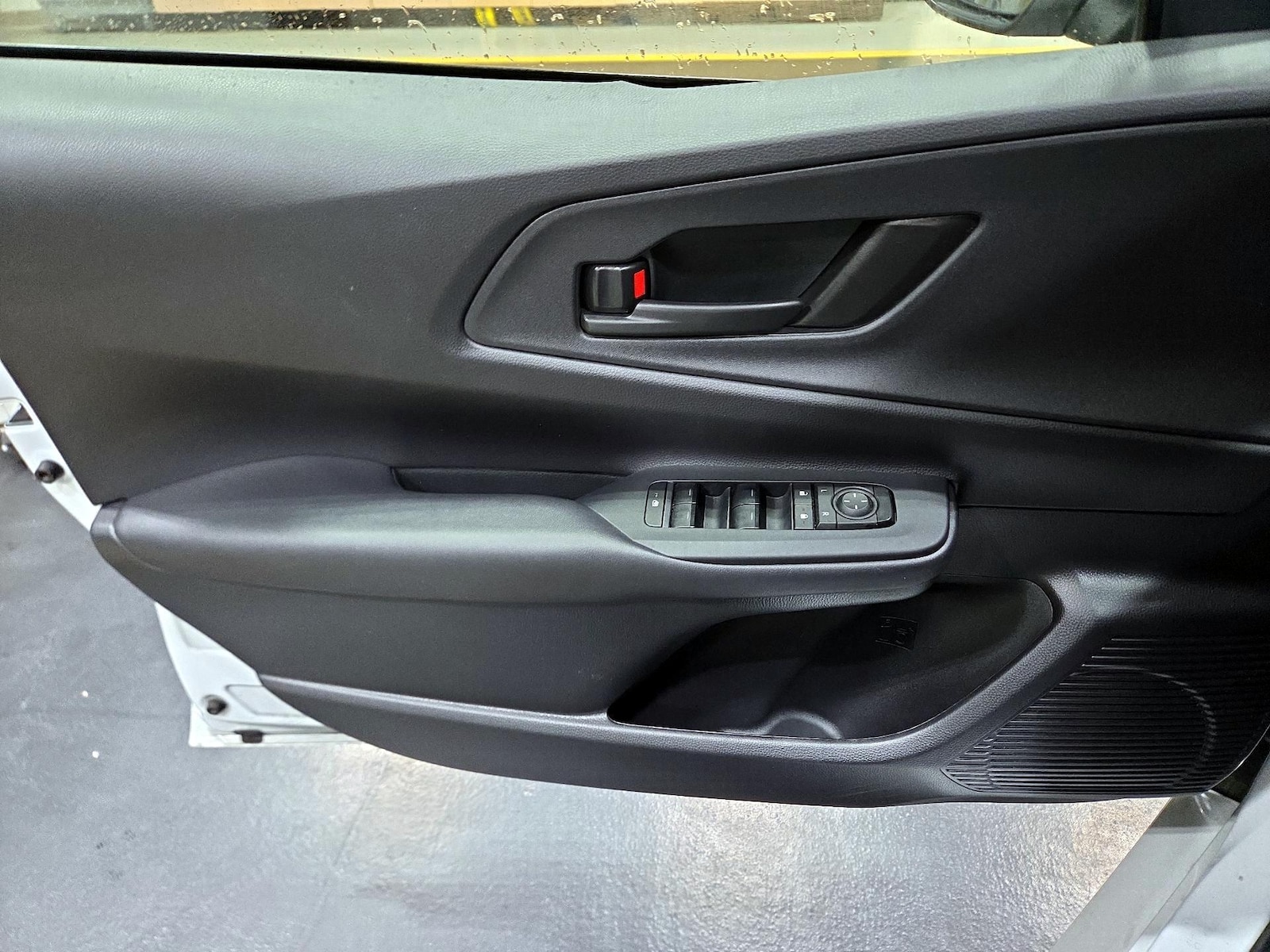 2025 Toyota Prius SE - Photo 11