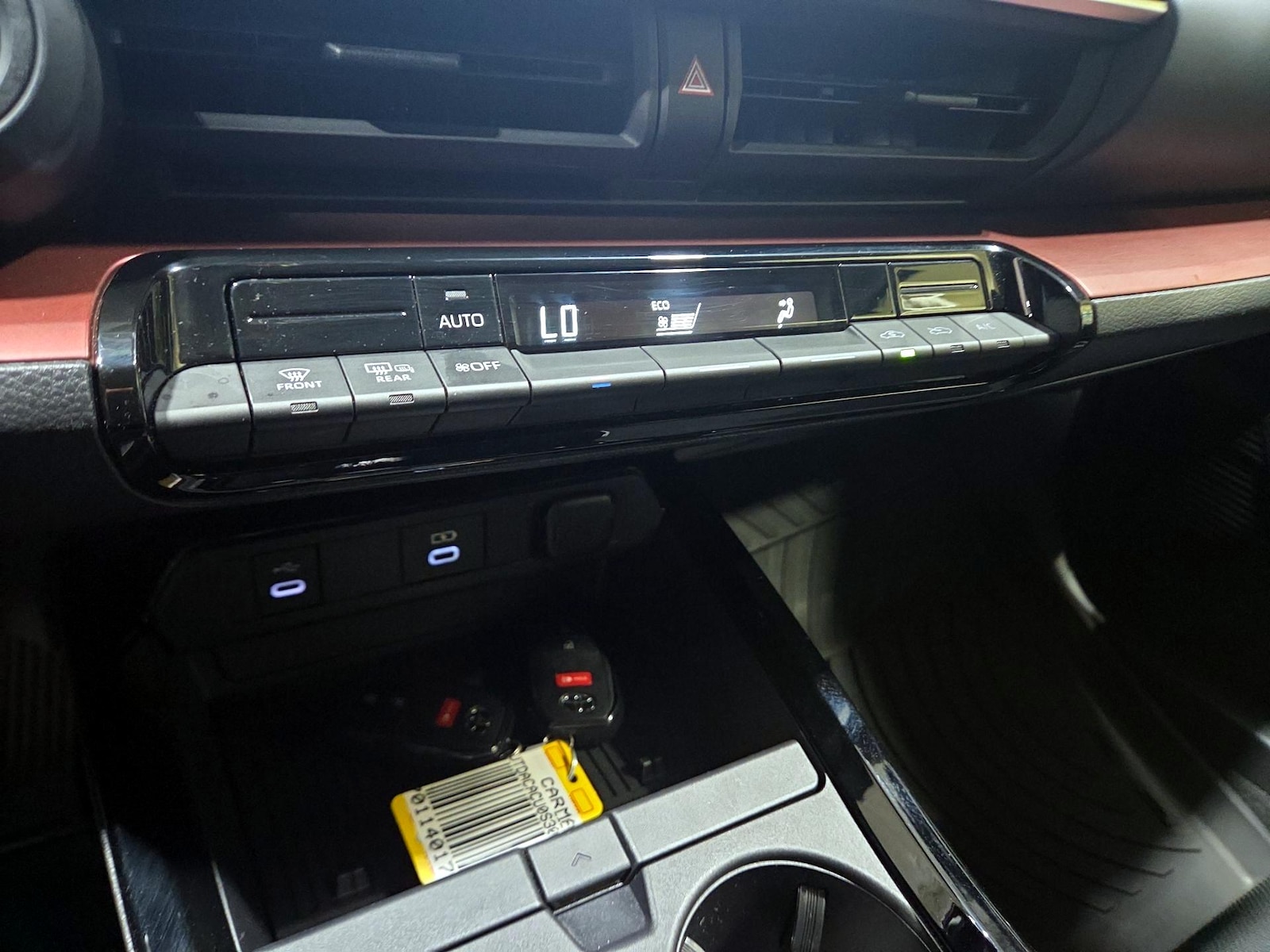 2025 Toyota Prius SE - Photo 13
