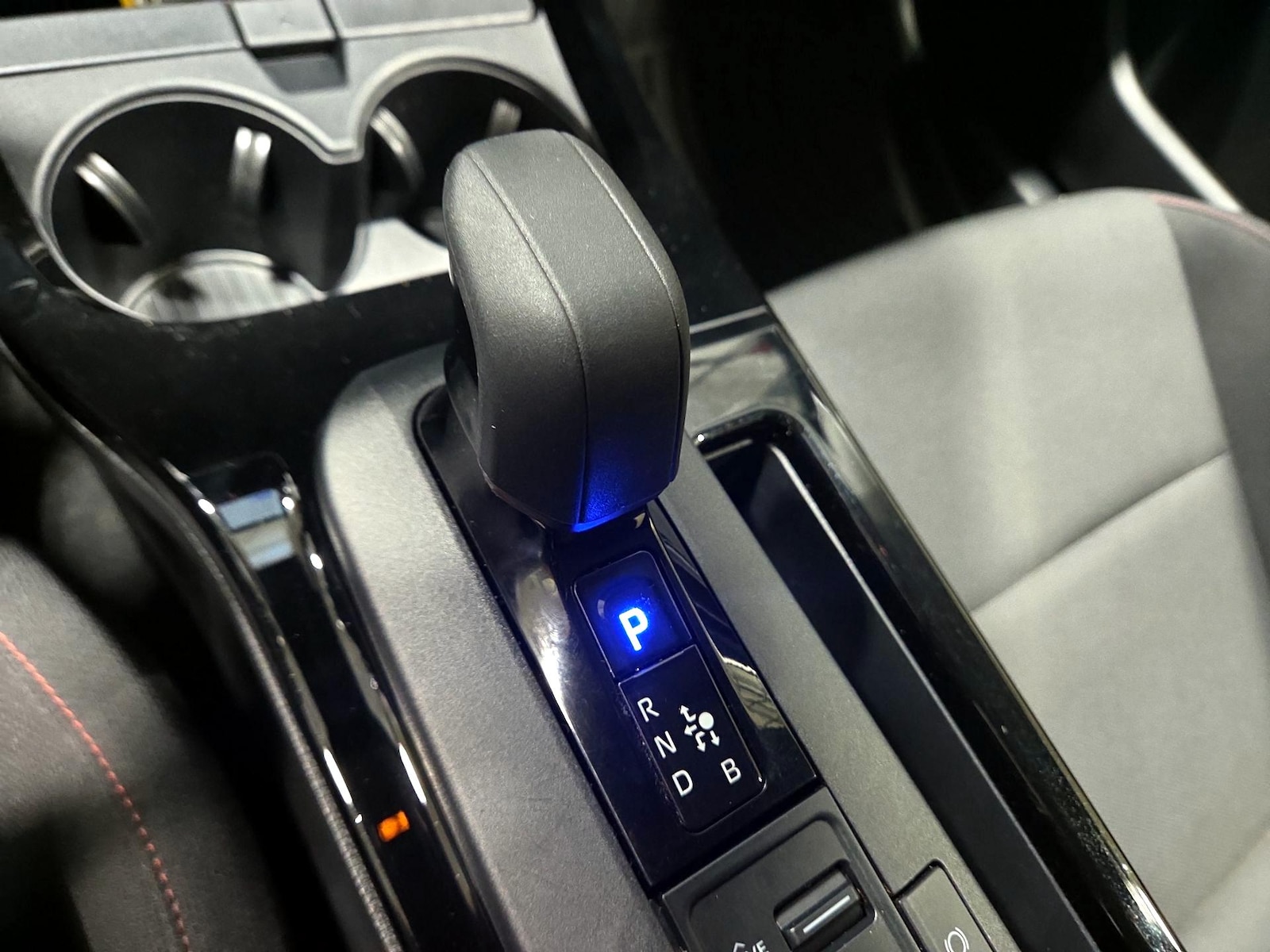 2025 Toyota Prius SE - Photo 14