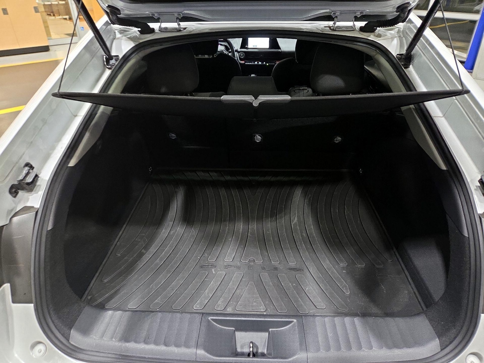 2025 Toyota Prius SE - Photo 15