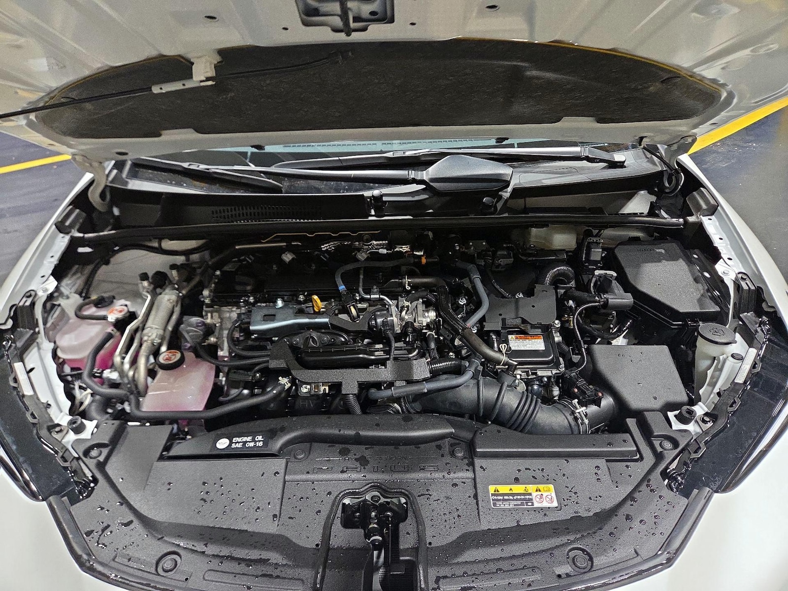 2025 Toyota Prius SE - Photo 16