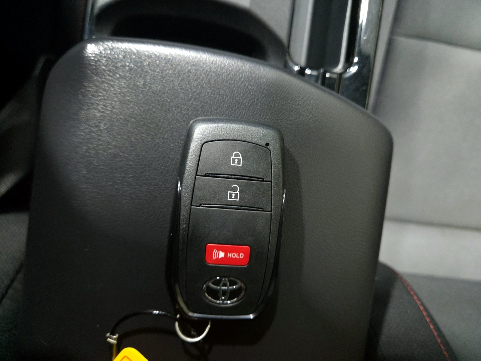 2025 Toyota Prius SE - Photo 17