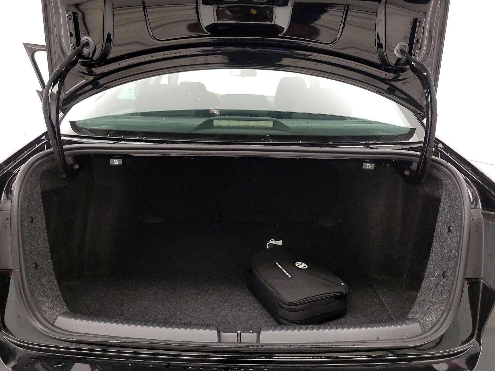 Thumbnail: 2015 Volkswagen Jetta - 18