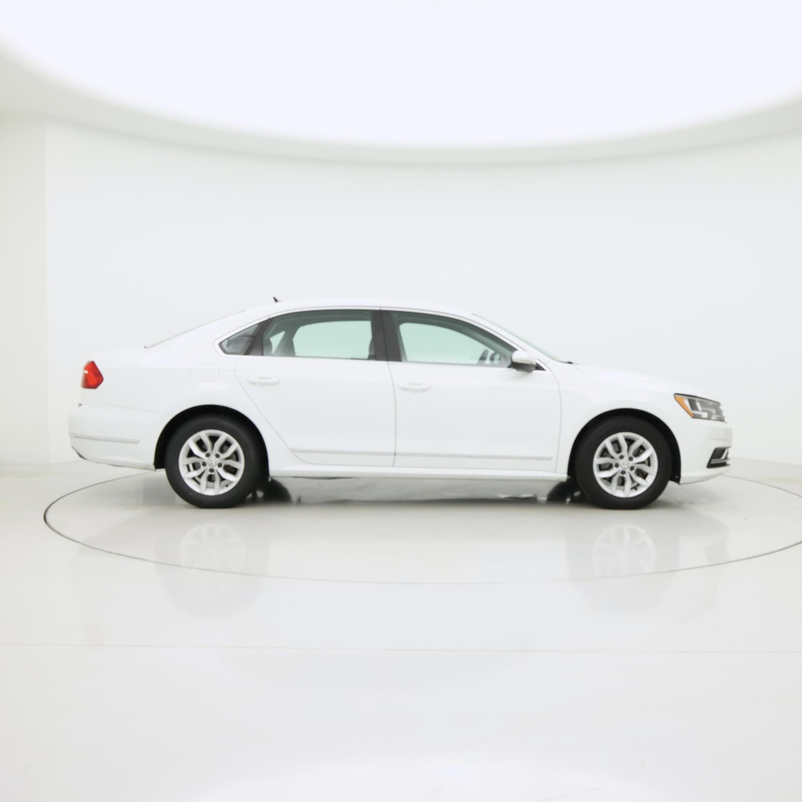 Thumbnail: 2016 Volkswagen Passat - 7