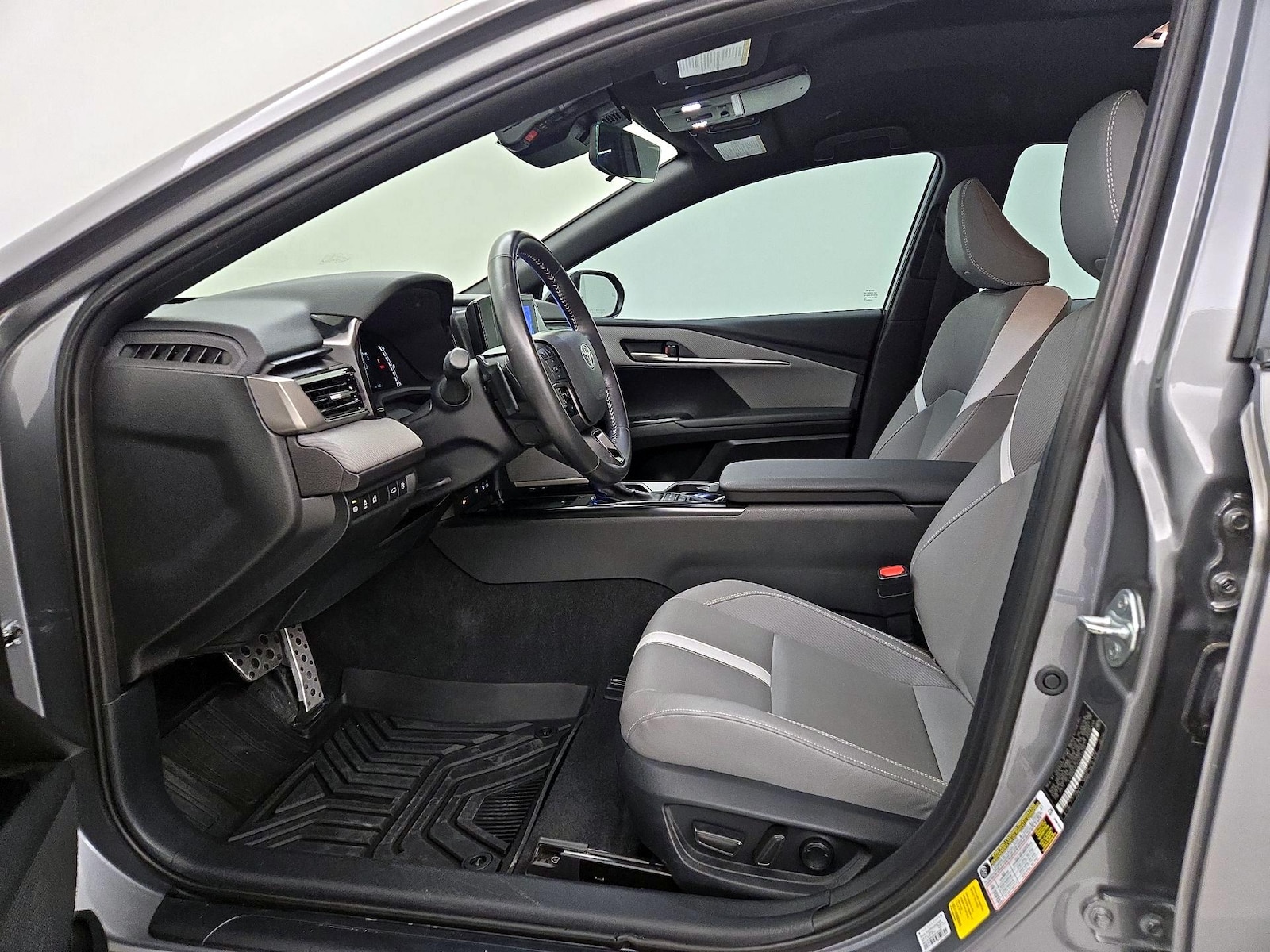 2025 Toyota Camry SE - Photo 12