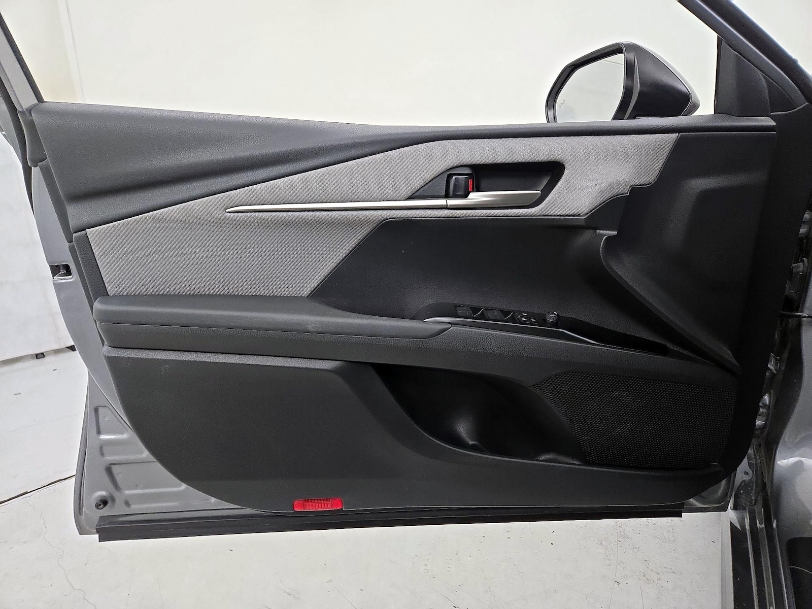 2025 Toyota Camry SE - Photo 13