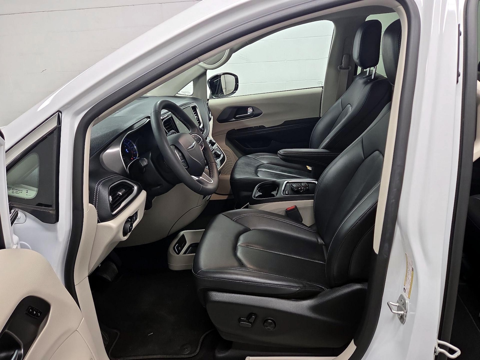 2024 Chrysler Pacifica PHEV Select - Photo 12