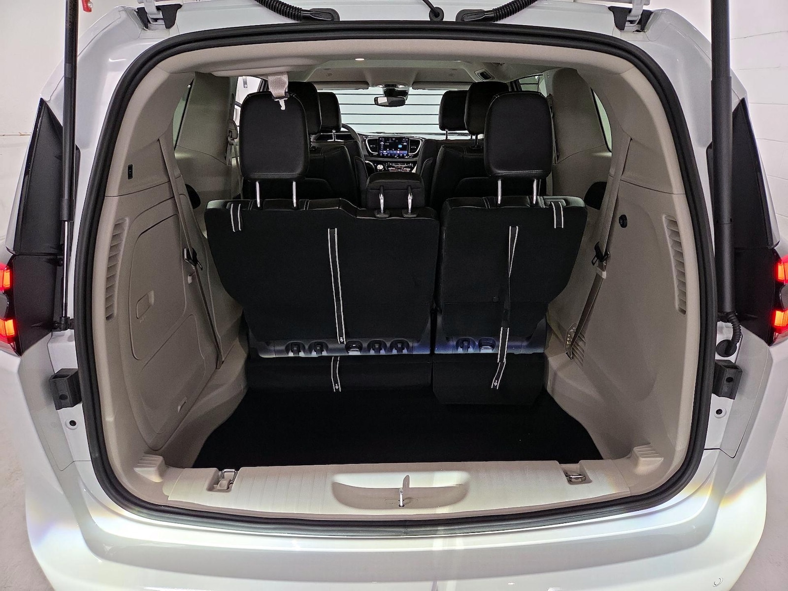 2024 Chrysler Pacifica PHEV Select - Photo 17