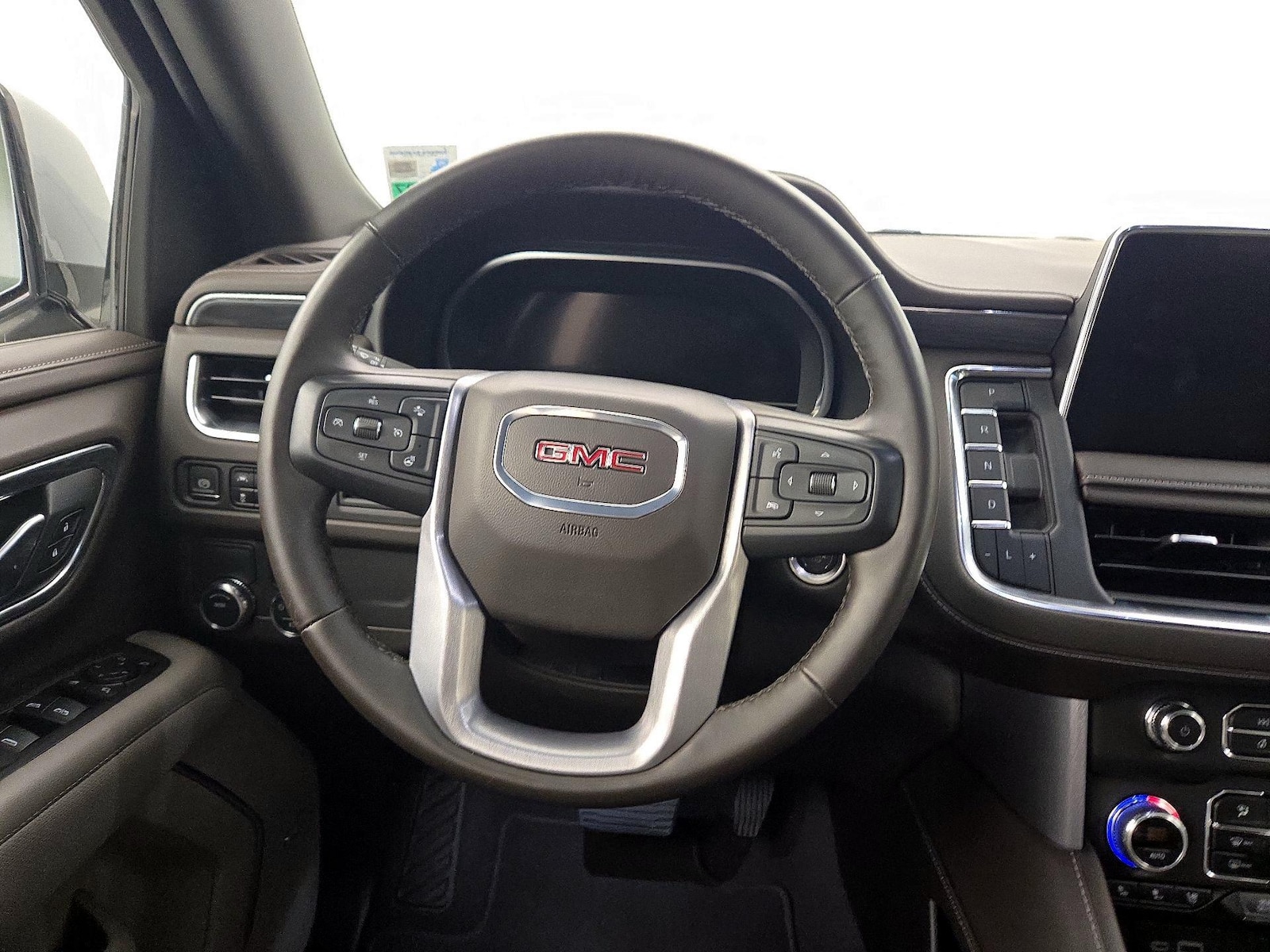 2024 GMC Yukon SLT - Photo 11