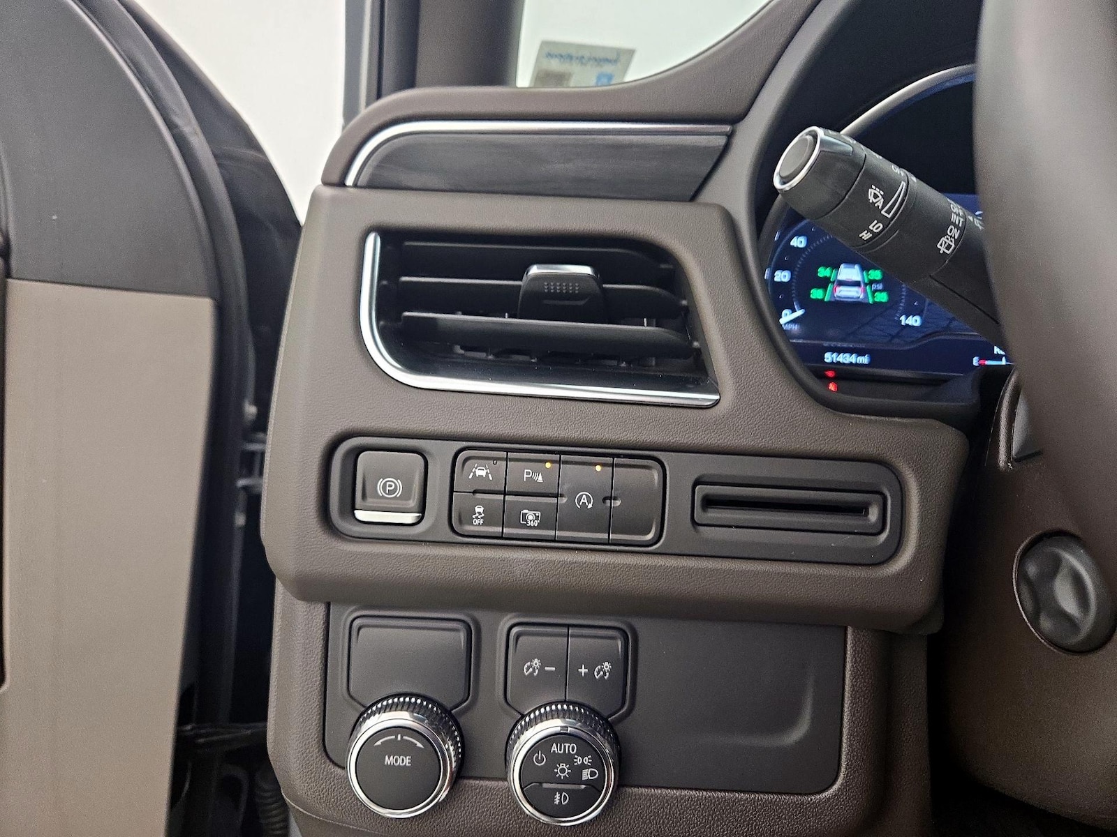 2024 GMC Yukon SLT - Photo 14