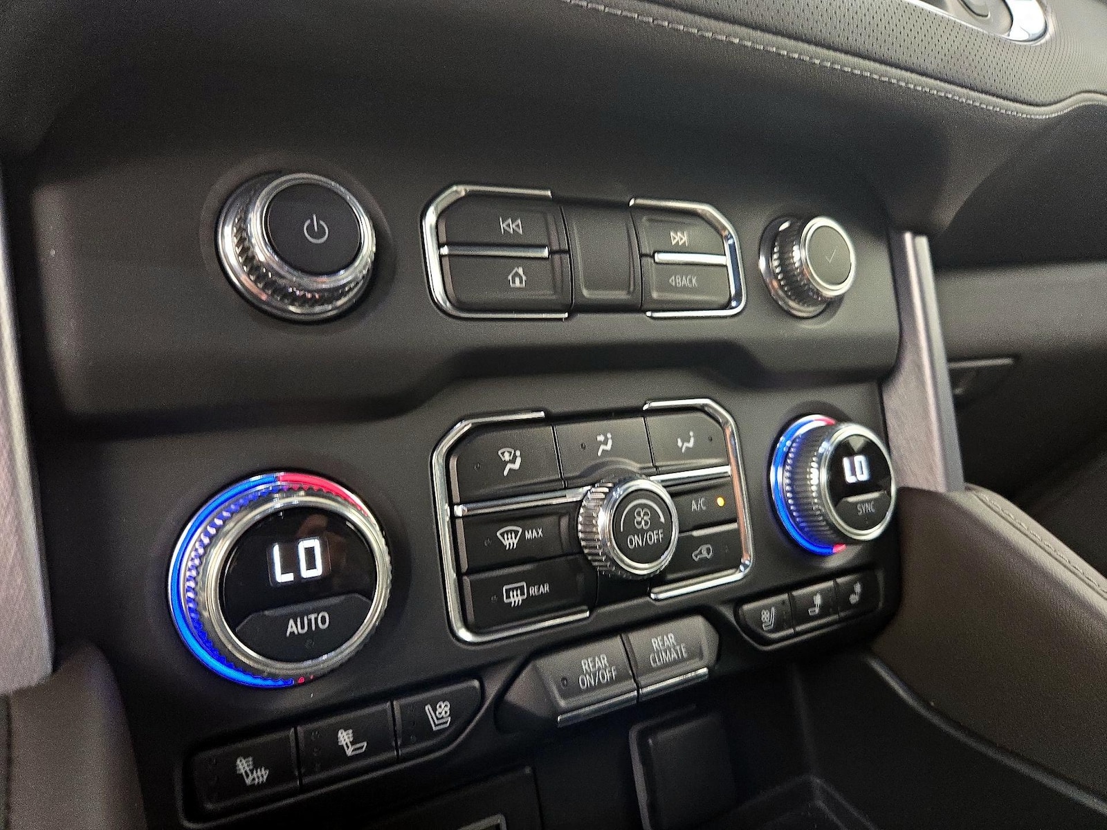 2024 GMC Yukon SLT - Photo 17