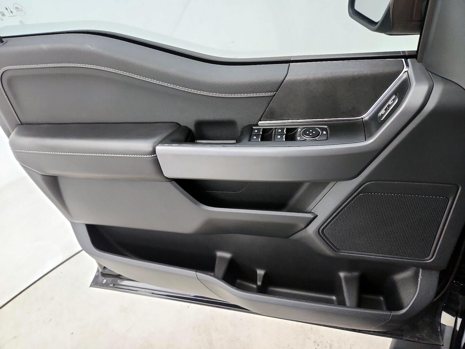 2025 Ford F-150 XLT - Photo 13